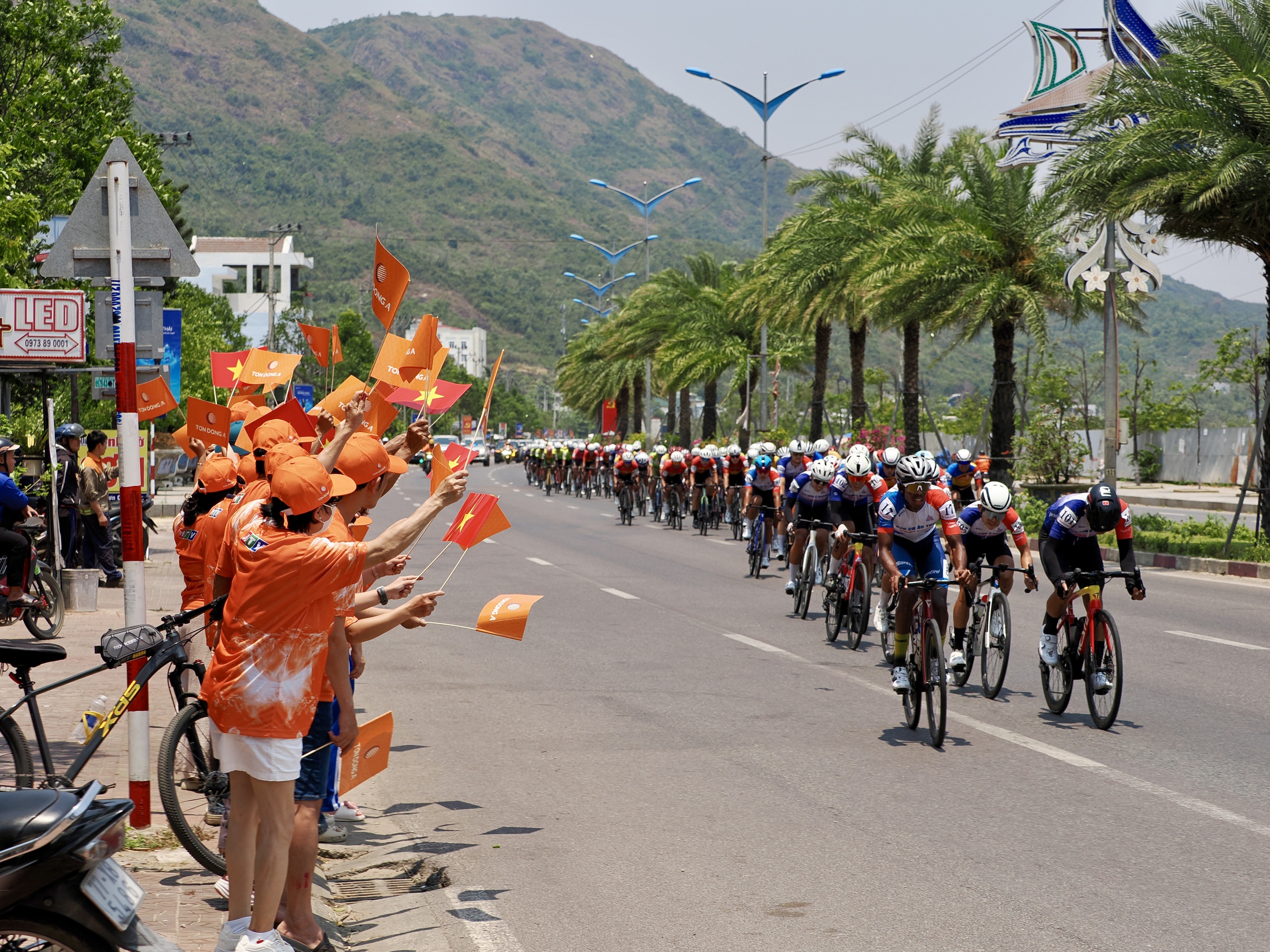 Chặng 12 Cúp truyền hình TP HCM 2026: Ngoại binh Thụy Sĩ đơn độc về nhất chặng ấn tượng - Ảnh 7.