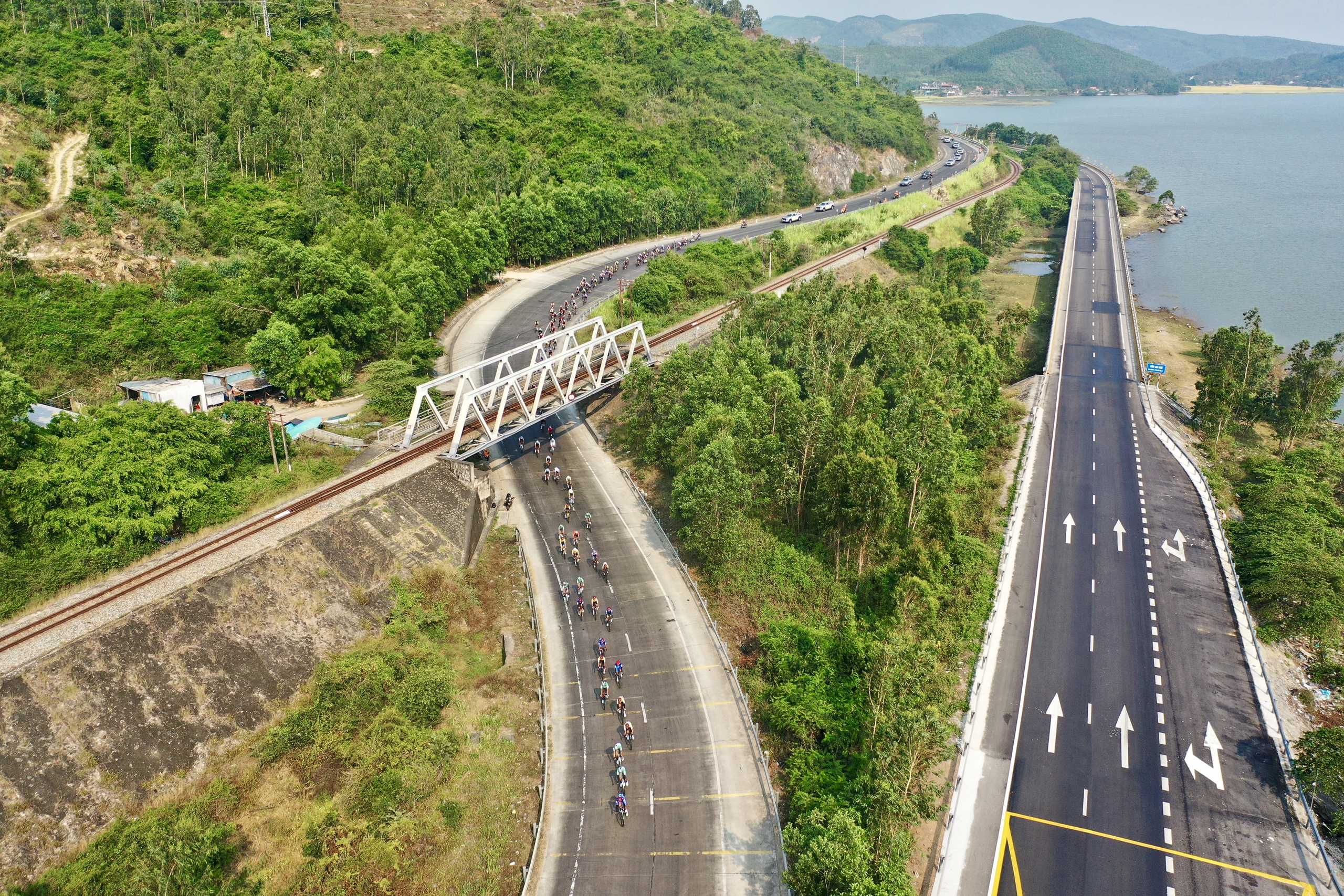 Chặng 12 Cúp truyền hình TP HCM 2026: Ngoại binh Thụy Sĩ đơn độc về nhất chặng ấn tượng - Ảnh 6.