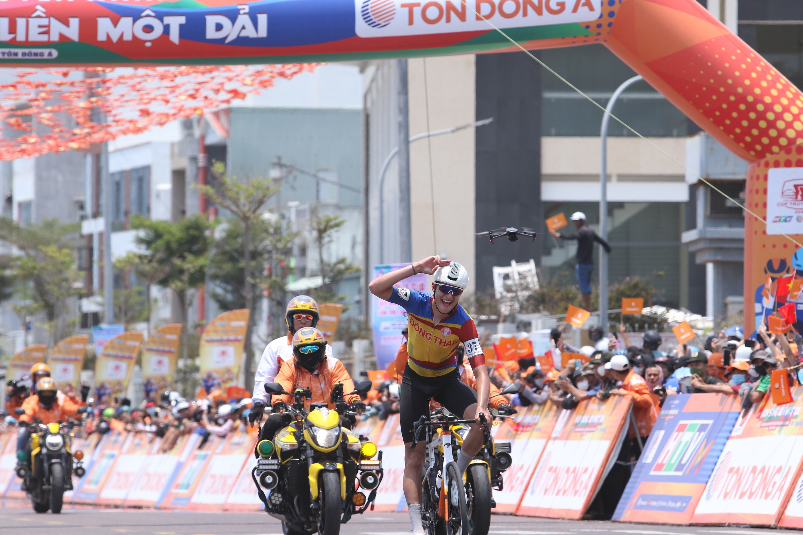 Chặng 12 Cúp truyền hình TP HCM 2026: Ngoại binh Thụy Sĩ đơn độc về nhất chặng ấn tượng - Ảnh 12.