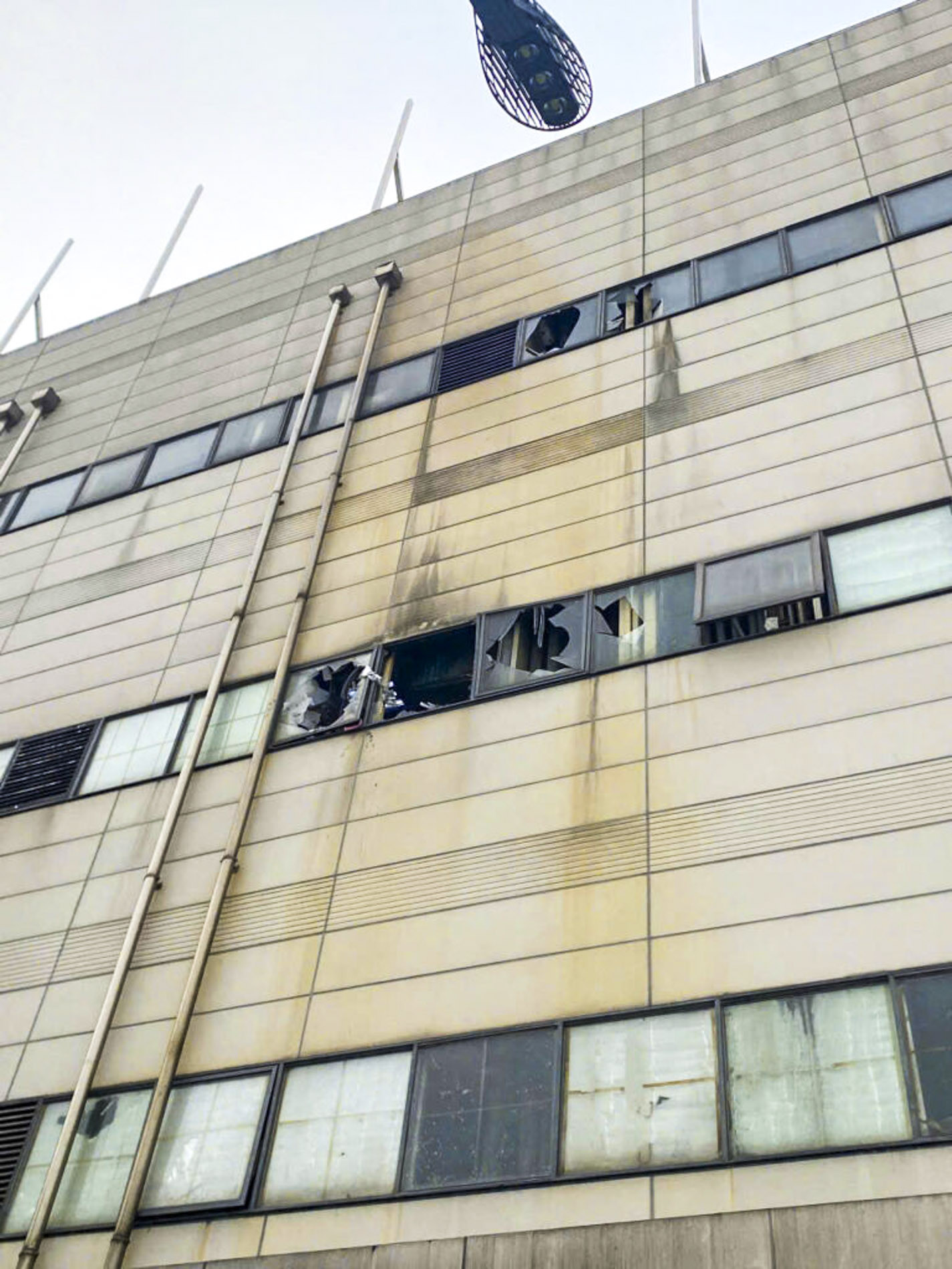 Nổ cục nóng điều hoà trong khu công nghiệp, 2 người bị thương - Ảnh 1. Nổ cục nóng điều hoà trong khu công nghiệp, 2 người bị thương - Ảnh 1.