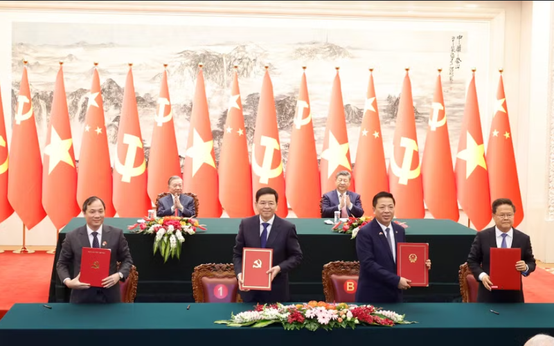 Tổng Bí thư, Chủ tịch nước Tô Lâm hội kiến Thủ tướng Trung Quốc Lý Cường - Ảnh 2.