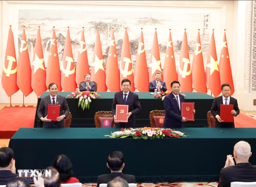Lễ k&yacute; kết c&aacute;c văn kiện hợp t&aacute;c ti&ecirc;u biểu giữa Việt Nam - Trung Quốc - Ảnh 1.