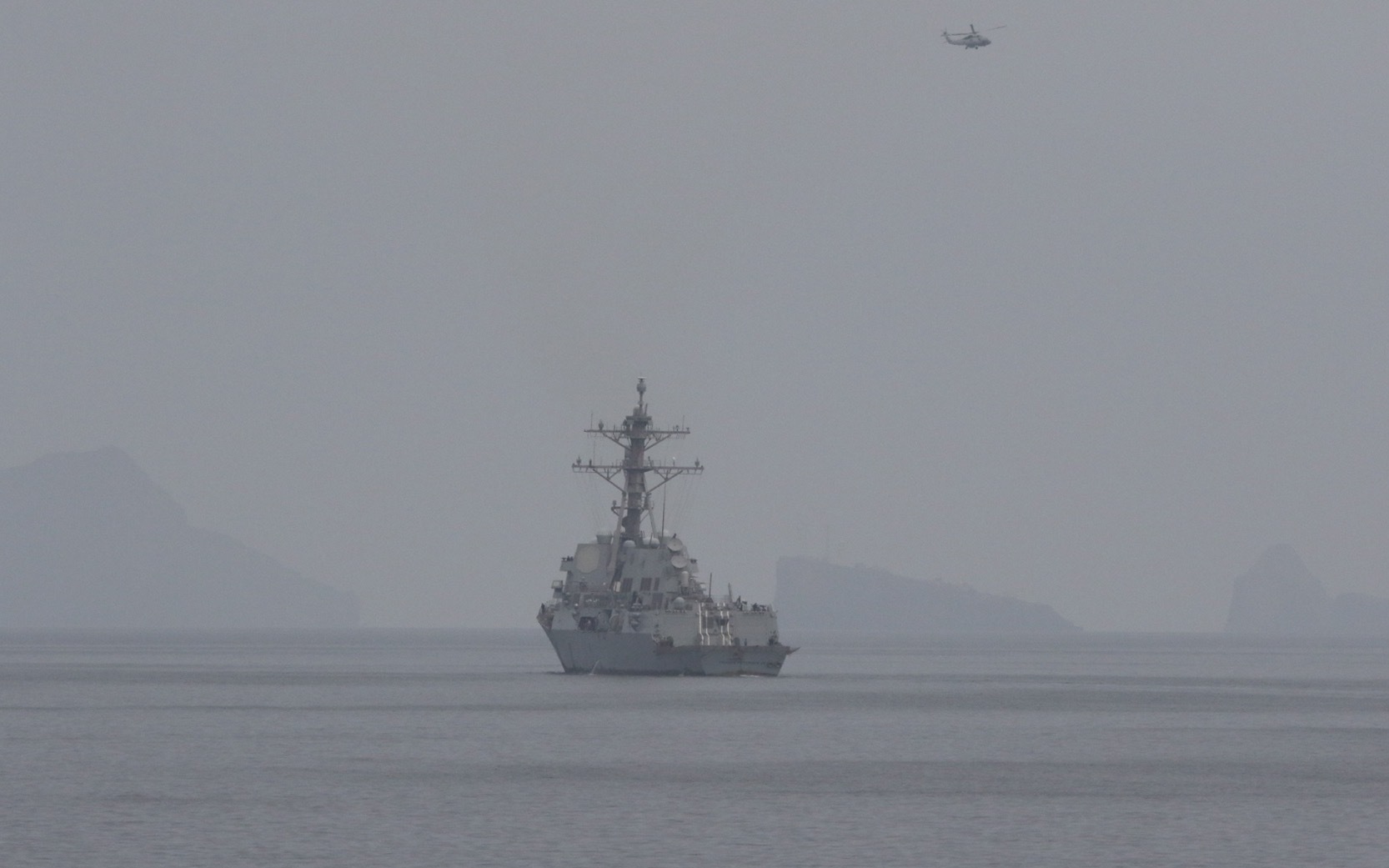 Cố vấn tối cao Iran: “Sẽ đánh chìm tàu Mỹ ngay đợt tên lửa đầu tiên” - Ảnh 2.