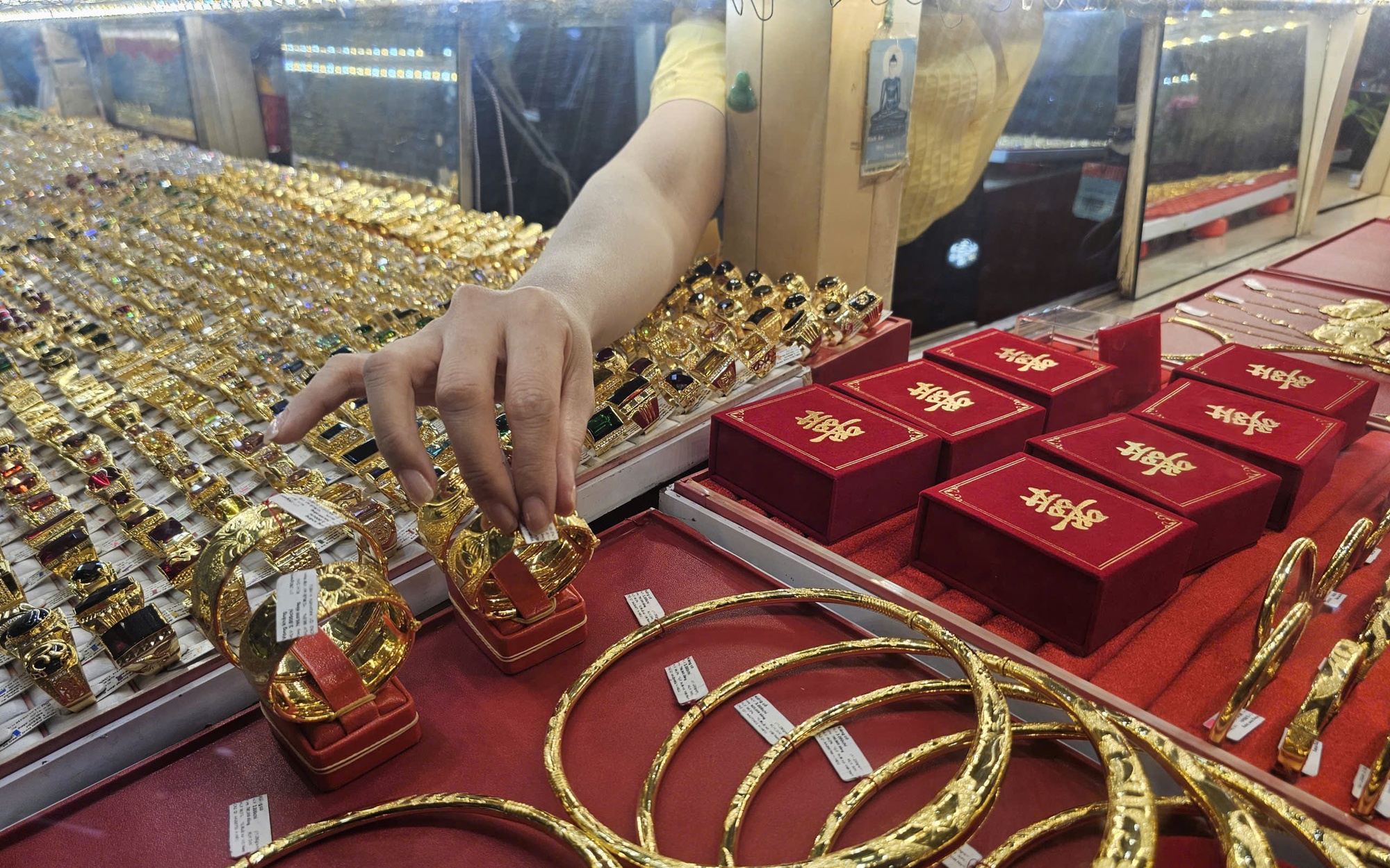 Cuối ngày 15-4, giá vàng miếng tại SJC, Mi Hồng, Bảo Tín Minh Châu giảm nhanh - Ảnh 1.