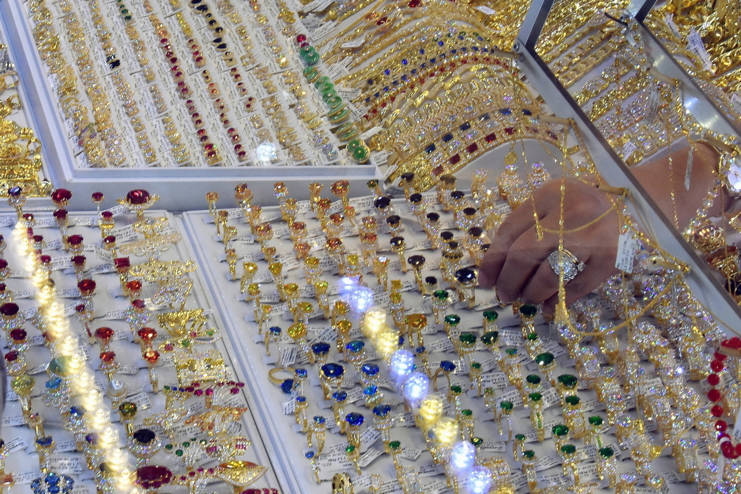 Giá vàng hôm nay 16 - 4: Sụt giảm sau chuỗi tăng giá mạnh - Ảnh 1.