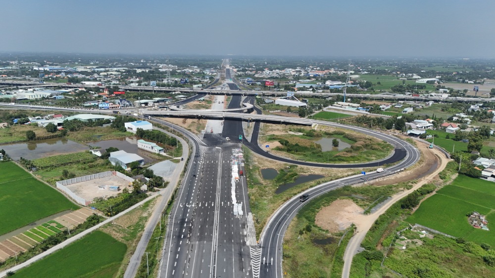 Thành ủy TPHCM: Siết quản lý vật liệu xây dựng, xử nghiêm đầu cơ găm hàng - Ảnh 1.