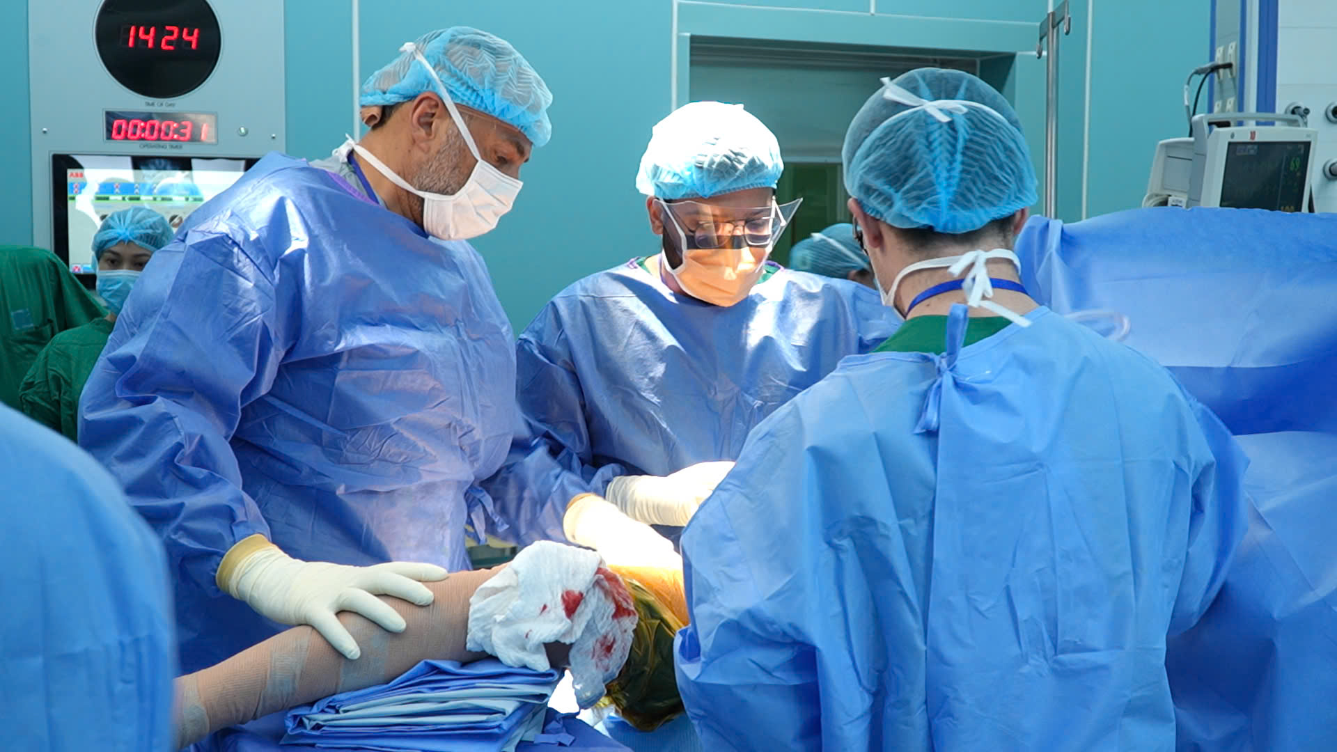 Nhiều ca thay khớp háng phức tạp hơn, bác sĩ Người Mỹ nói gì? - Ảnh 1.