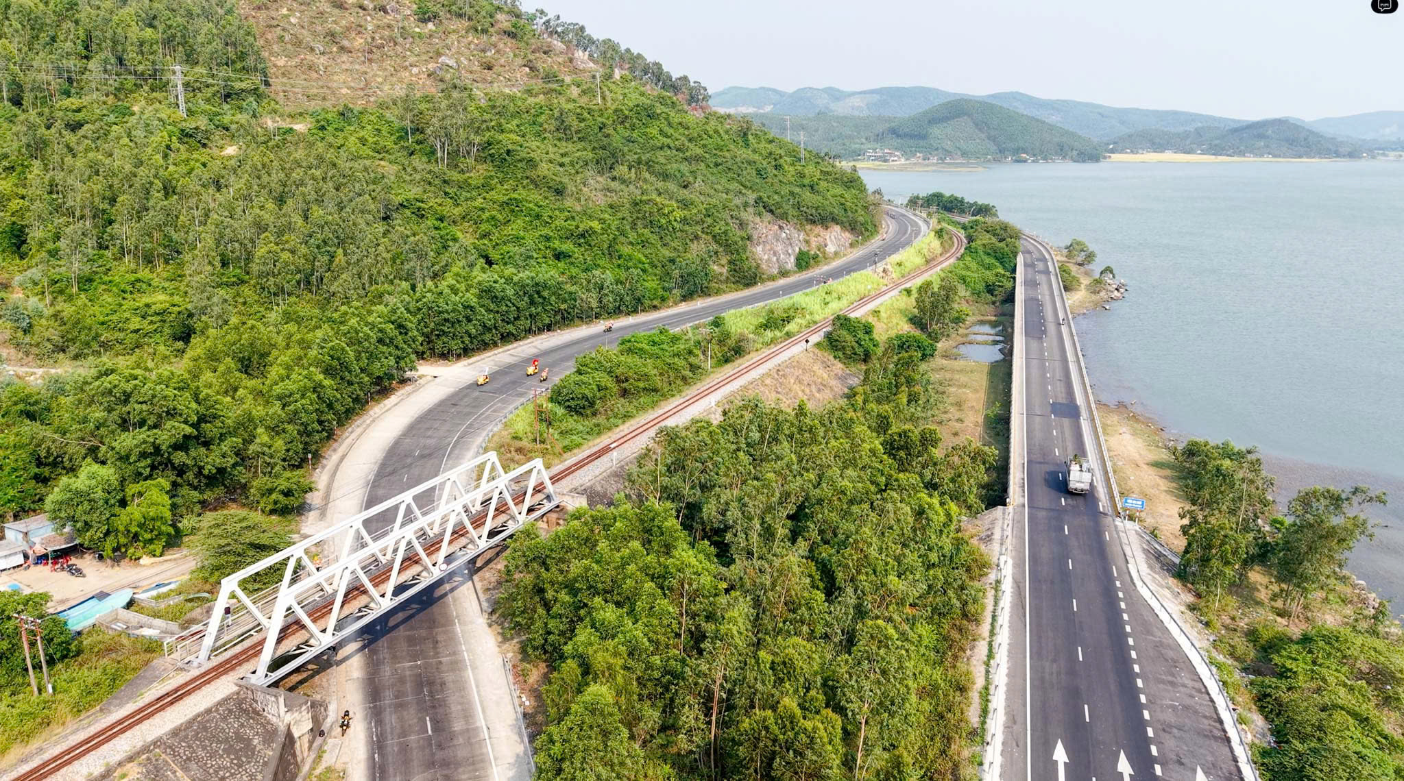 Chặng 12 Cúp truyền hình TP HCM 2026: Ngoại binh Thụy Sĩ đơn độc về nhất chặng ấn tượng - Ảnh 2.