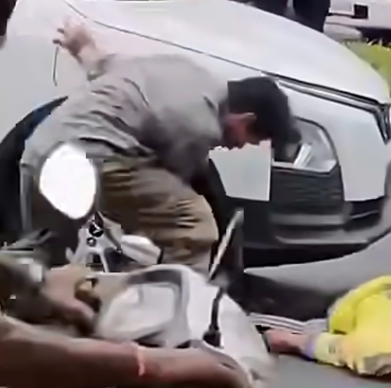 Tài xế xe ôm công nghệ co giật giữa đường TPHCM suýt bị ô tô cán - Ảnh 1. Tài xế xe ôm công nghệ co giật giữa đường TPHCM suýt bị ô tô cán - Ảnh 1.