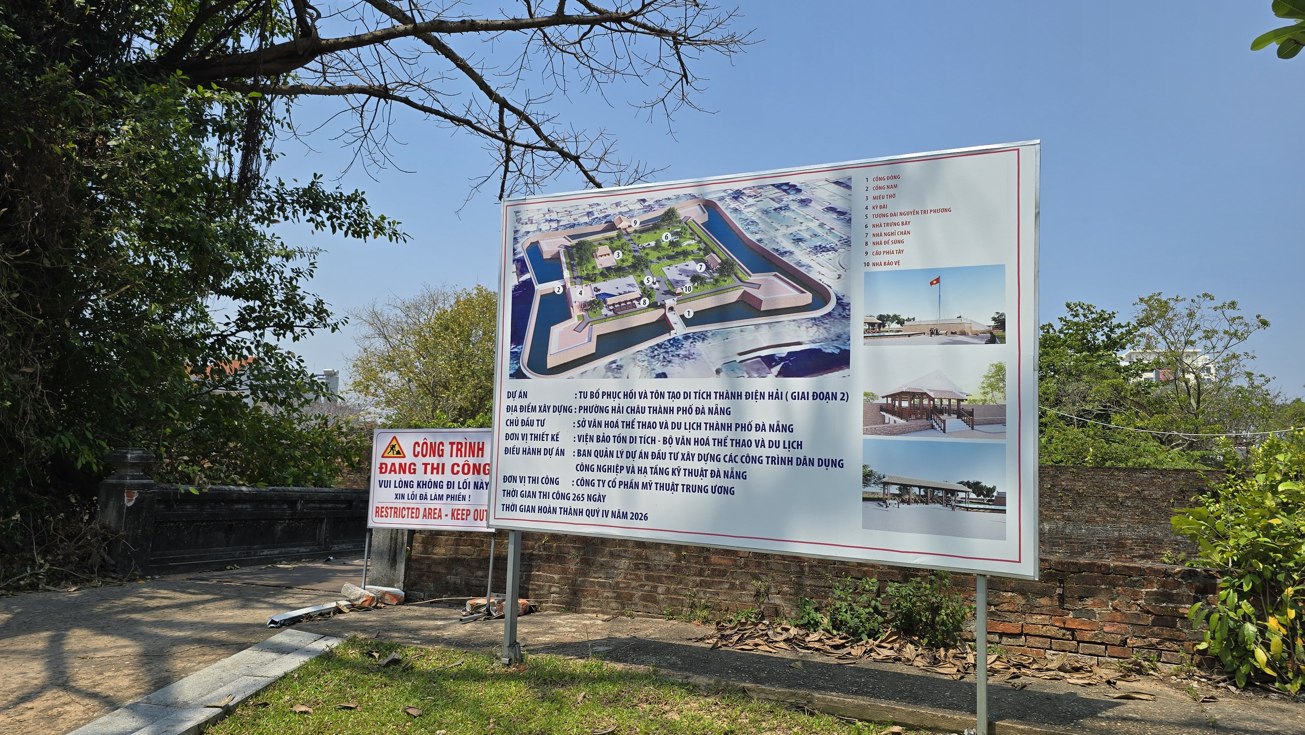 Cảnh hạ giải bảo t&agrave;ng tr&ecirc;n th&agrave;nh cổ 200 tuổi ở Đ&agrave; Nẵng - Ảnh 2.