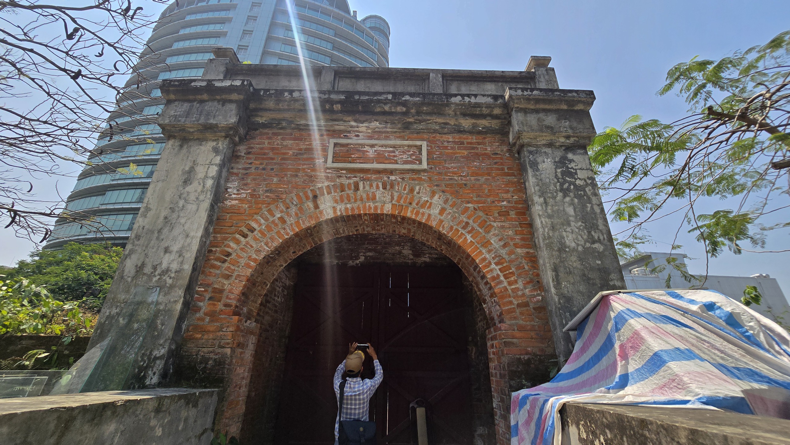 Cảnh hạ giải bảo t&agrave;ng tr&ecirc;n th&agrave;nh cổ 200 tuổi ở Đ&agrave; Nẵng - Ảnh 6.