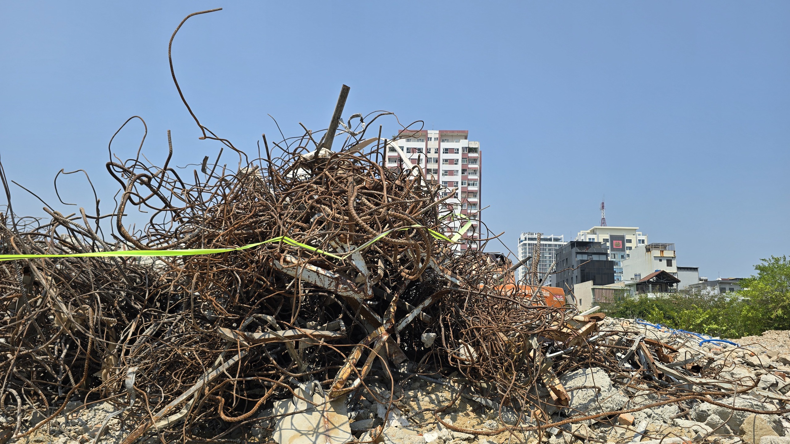 Cảnh hạ giải bảo t&agrave;ng tr&ecirc;n th&agrave;nh cổ 200 tuổi ở Đ&agrave; Nẵng - Ảnh 4.