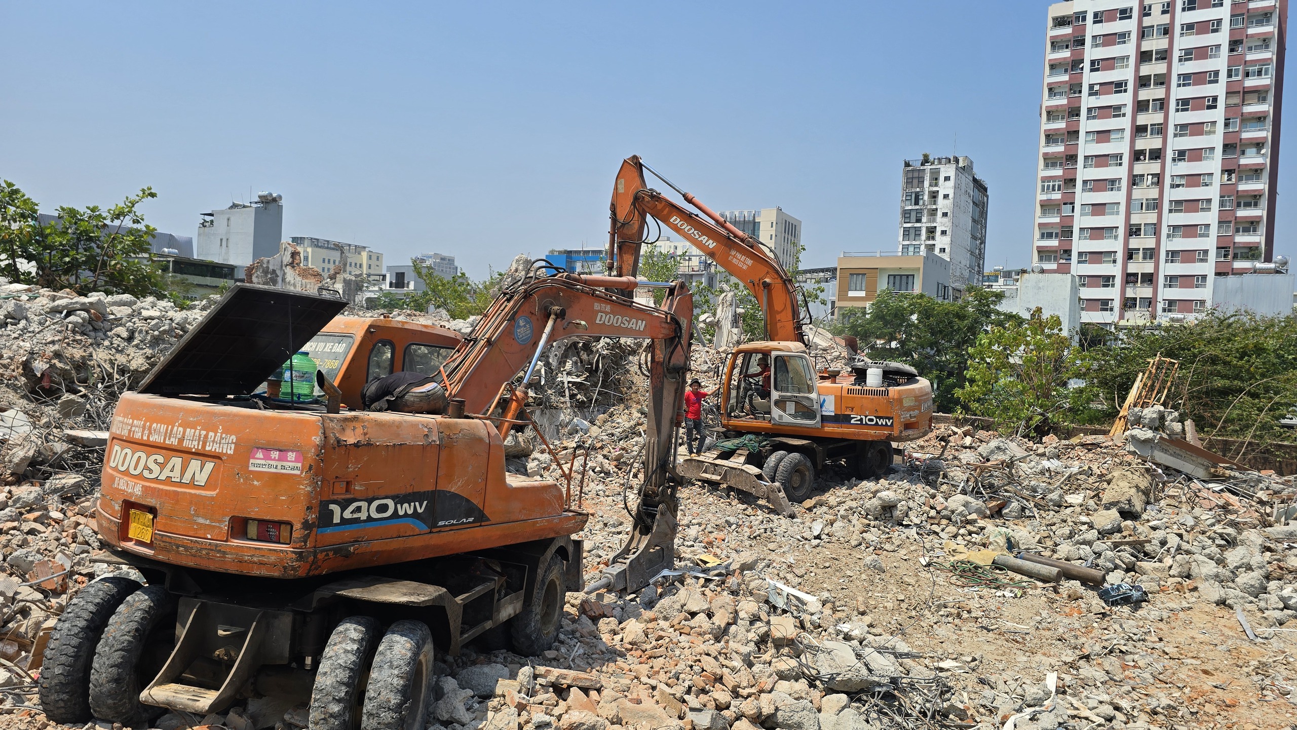 Cảnh hạ giải bảo t&agrave;ng tr&ecirc;n th&agrave;nh cổ 200 tuổi ở Đ&agrave; Nẵng - Ảnh 3.