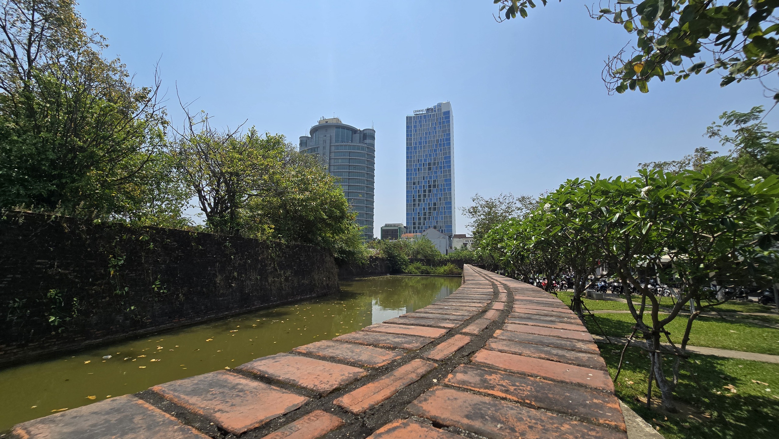 Cảnh hạ giải bảo t&agrave;ng tr&ecirc;n th&agrave;nh cổ 200 tuổi ở Đ&agrave; Nẵng - Ảnh 11.