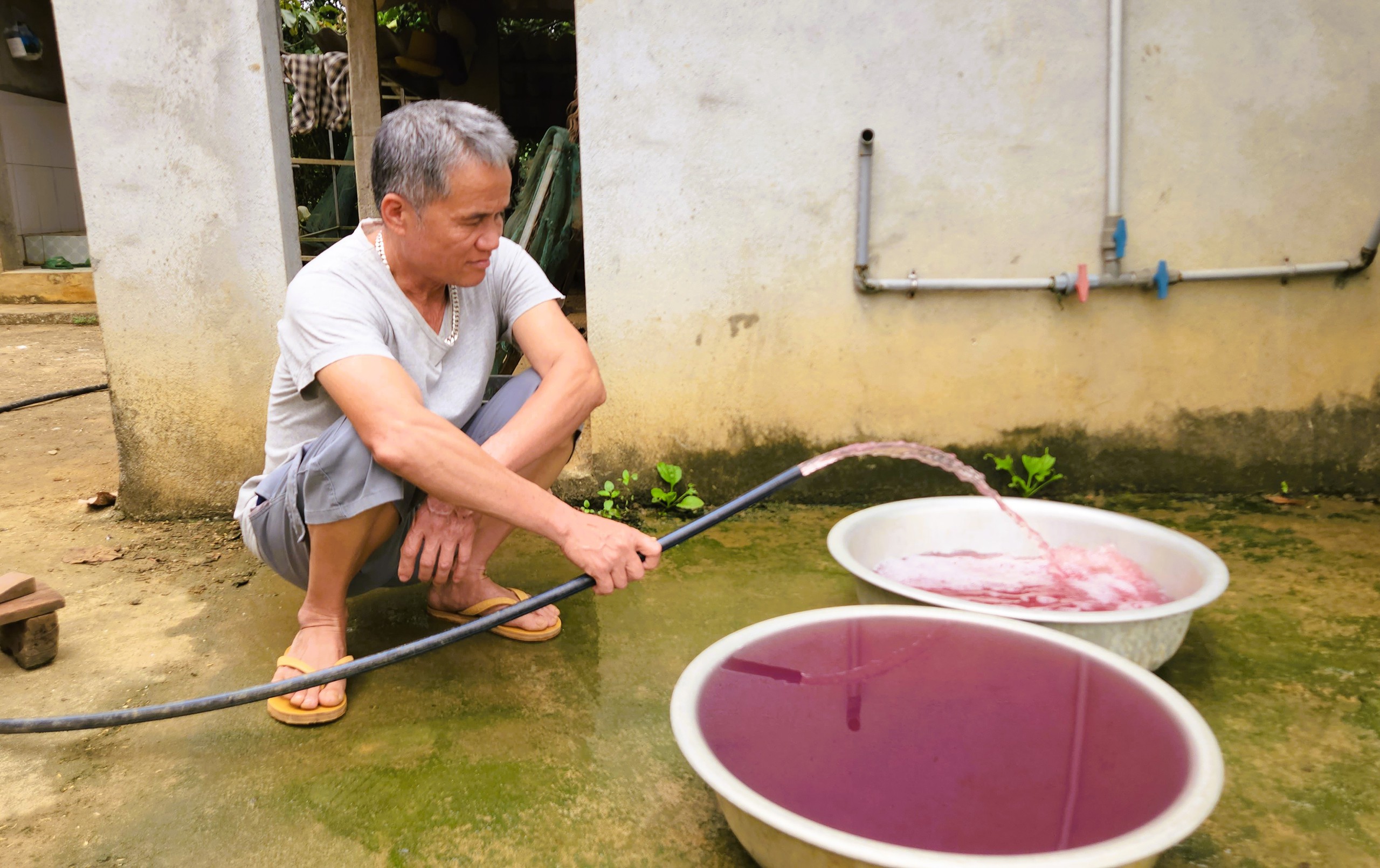 Vụ nước giếng khoan đổi màu tím bất thường: Do bảo vệ ngủ quên - Ảnh 3.