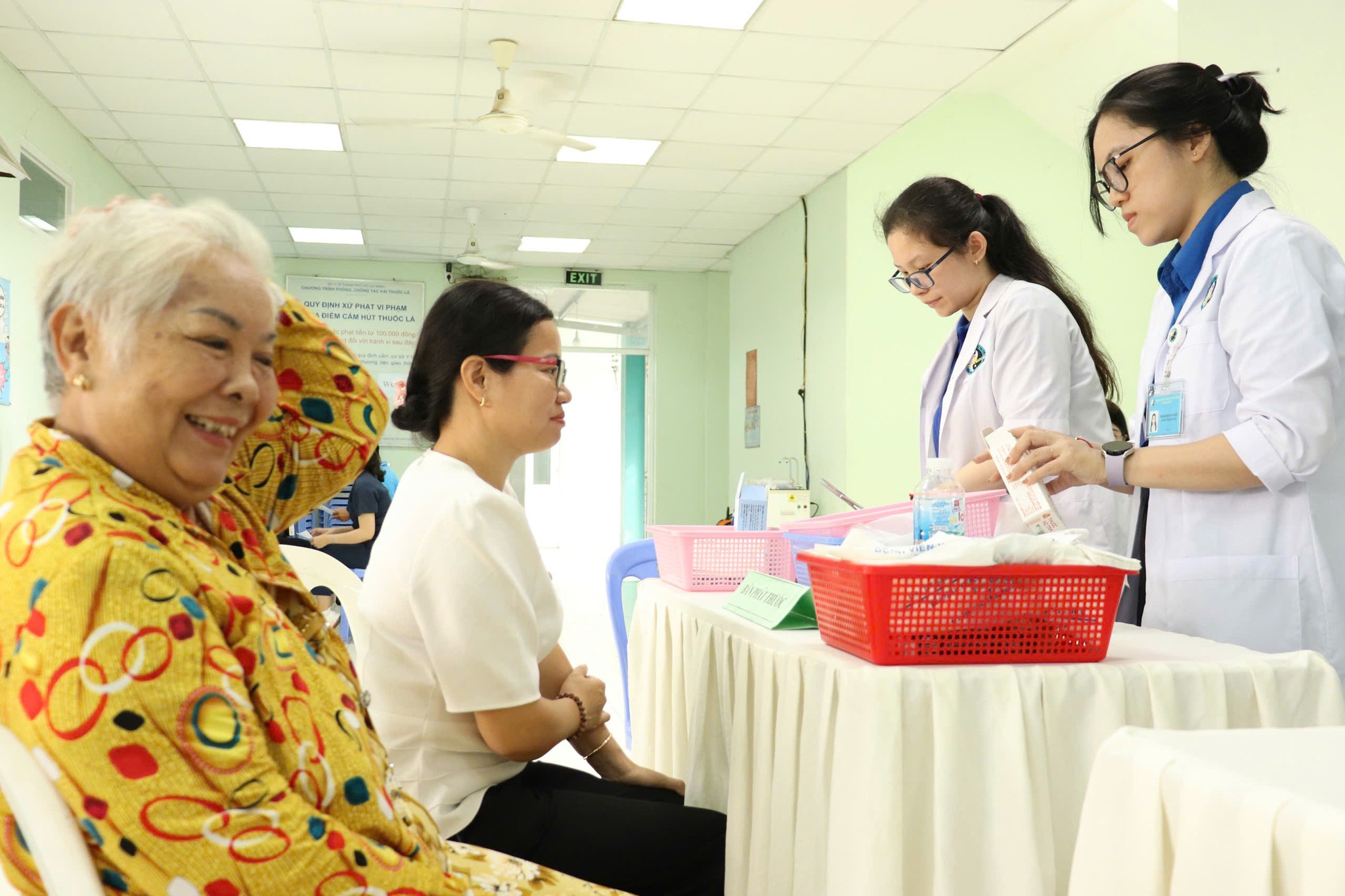 Người bệnh BHYT mua thuốc bên ngoài, bệnh viện bị trừ tiền - Ảnh 1.