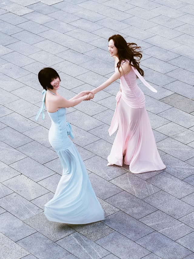 Minh Hằng "đọ d&aacute;ng" Ngọc Trinh, "Chị chị em em 2" hội ngộ - Ảnh 2.