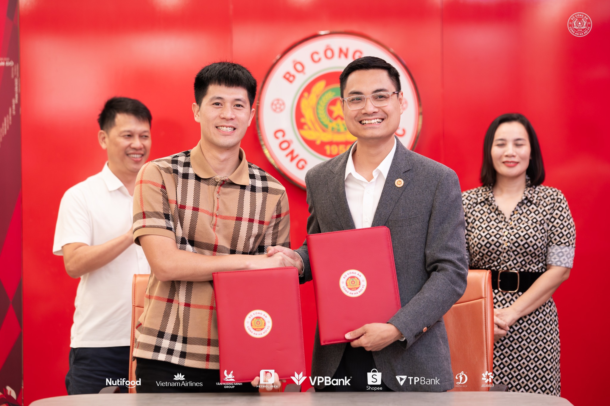 Đoàn Văn Hậu nhận 