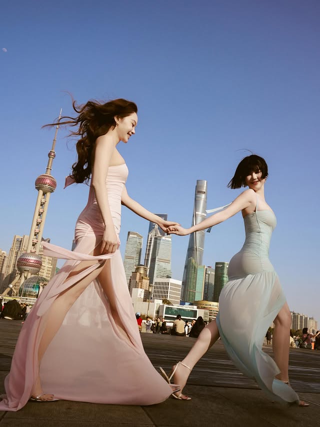 Minh Hằng "đọ d&aacute;ng" Ngọc Trinh, "Chị chị em em 2" hội ngộ - Ảnh 6.