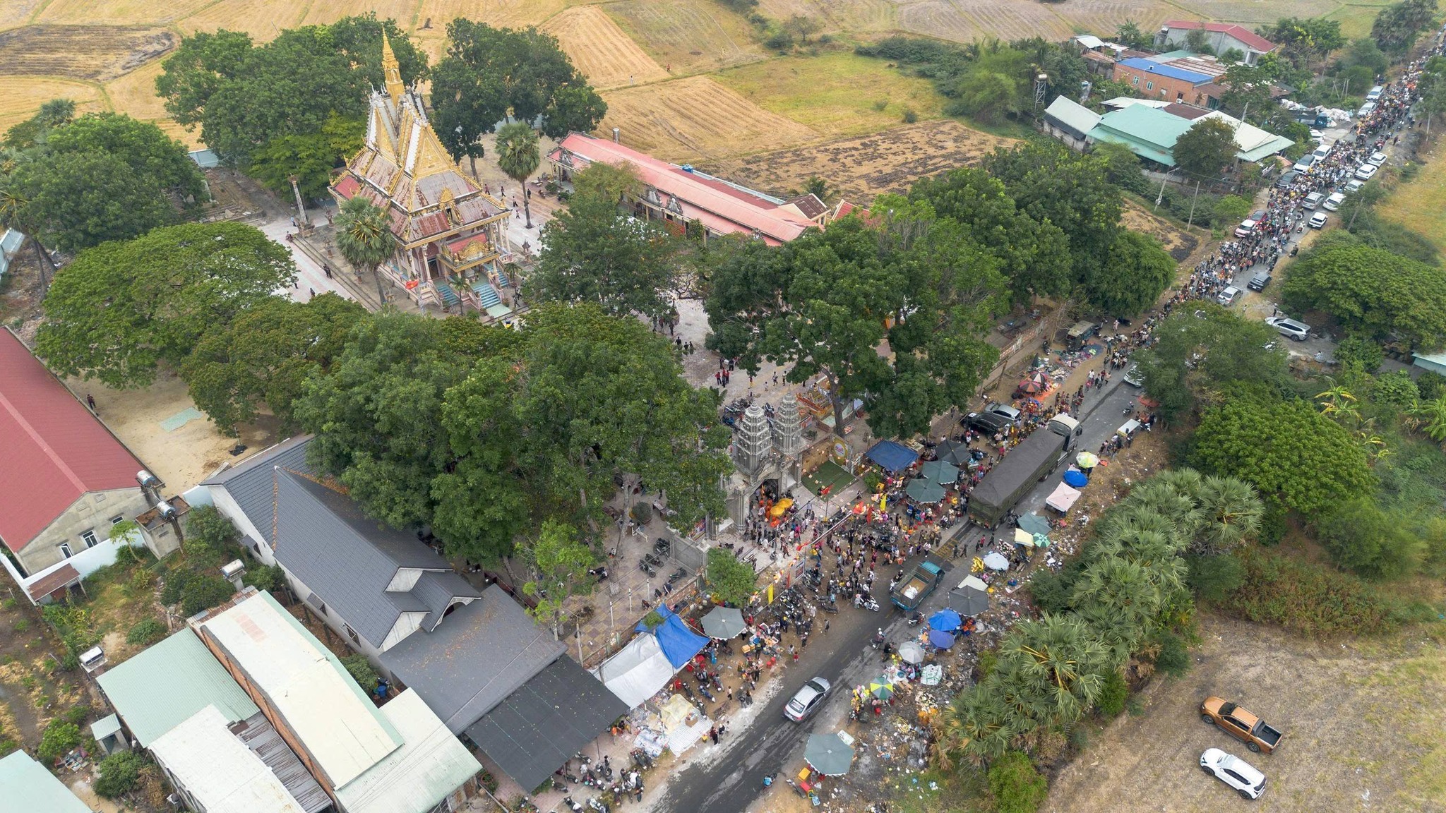 Kh&ocirc;ng kh&iacute; Tết Ch&ocirc;l Chnăm Thm&acirc;y rộn r&agrave;ng tại T&acirc;y Ninh 2026 - Ảnh 1.