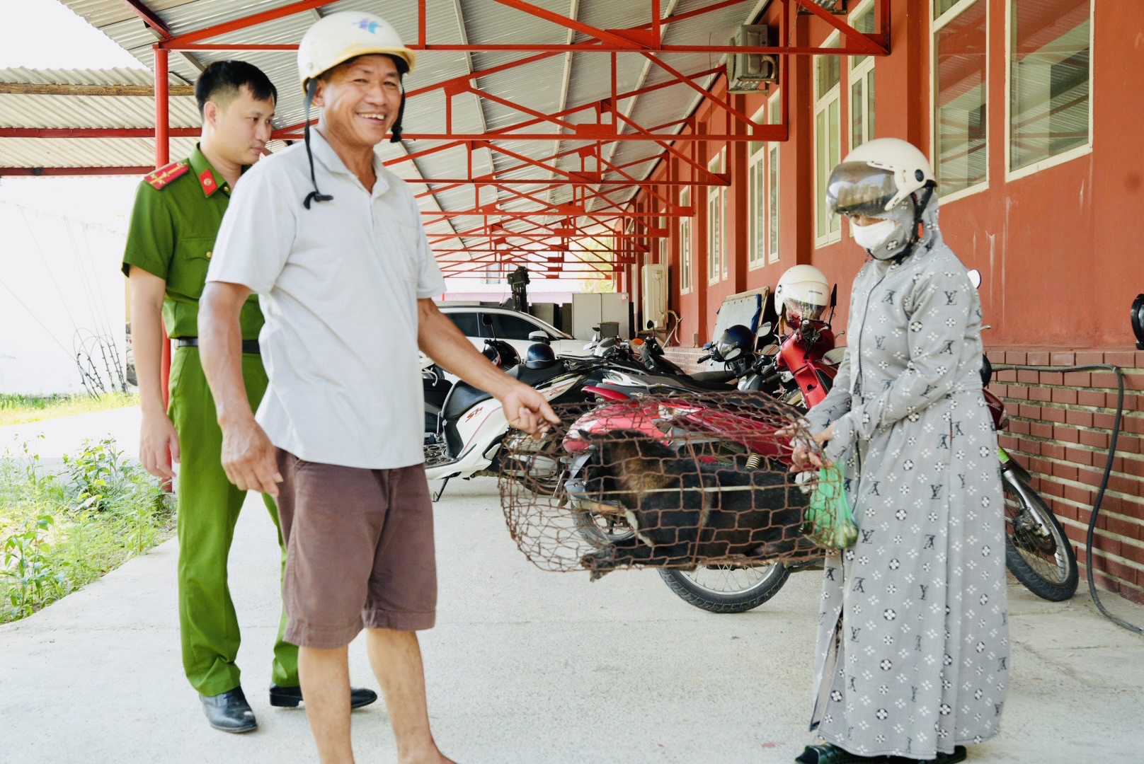 Hai thanh niên bị bắt giữ khi trộm chó tại lệ thủy , Quảng Trị - Ảnh 2.