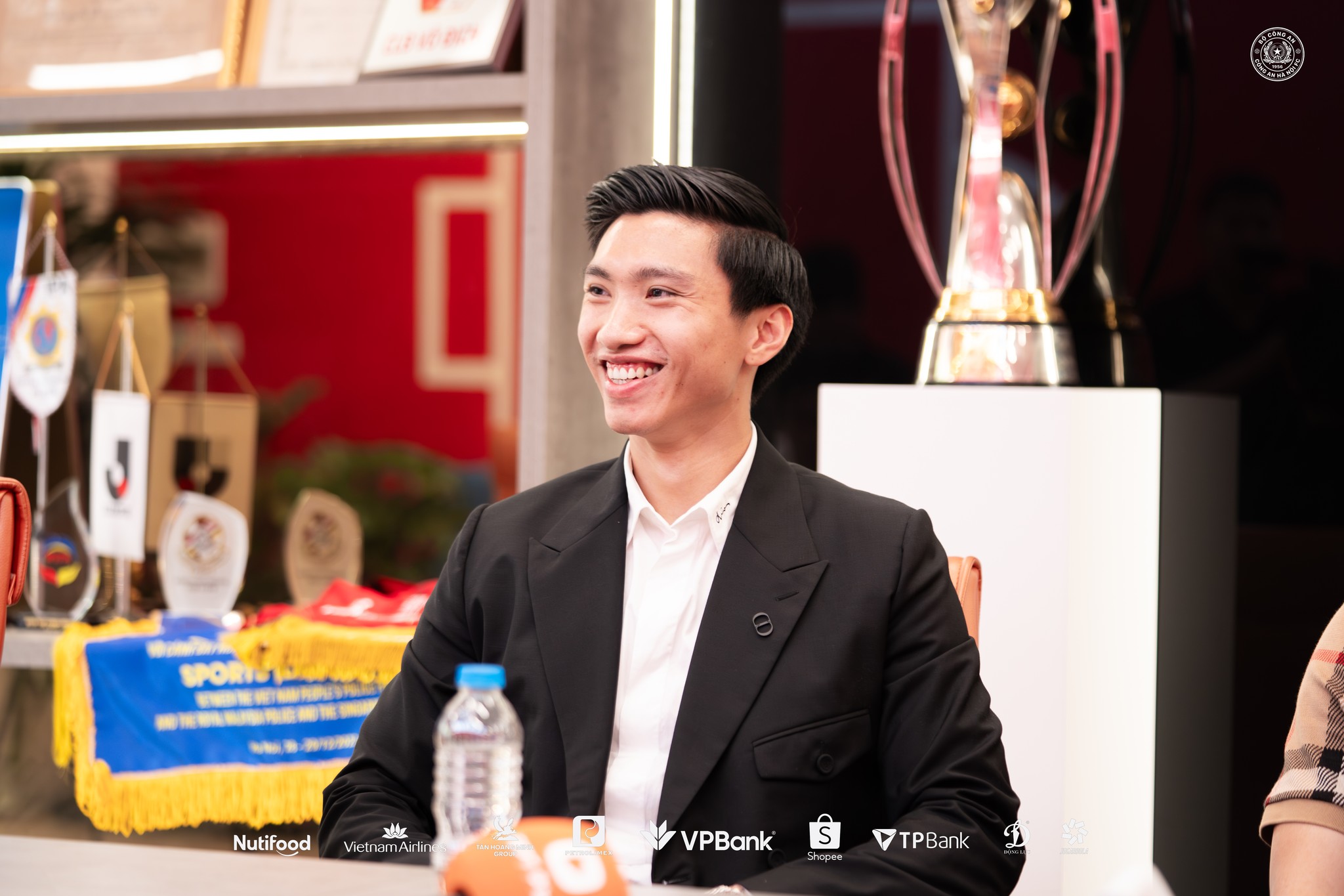 Đoàn Văn Hậu nhận 