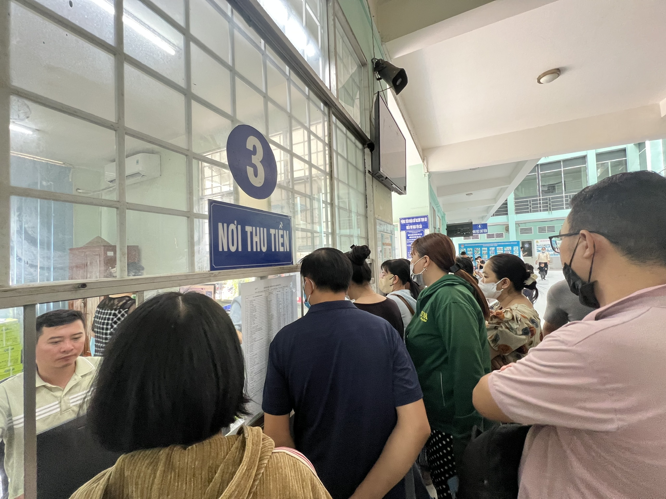 Người miền Tây ùn ùn đưa con đi tiêm vắc-xin phòng viêm não mô cầu - Ảnh 2.