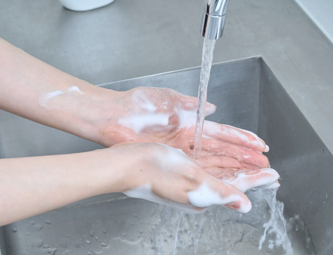 Hơn 36% cơ hội vệ sinh tay bị bỏ sót, cảnh báo nguy cơ  nhiễm vi khuẩn đa kháng tại bệnh viện - Ảnh 2.