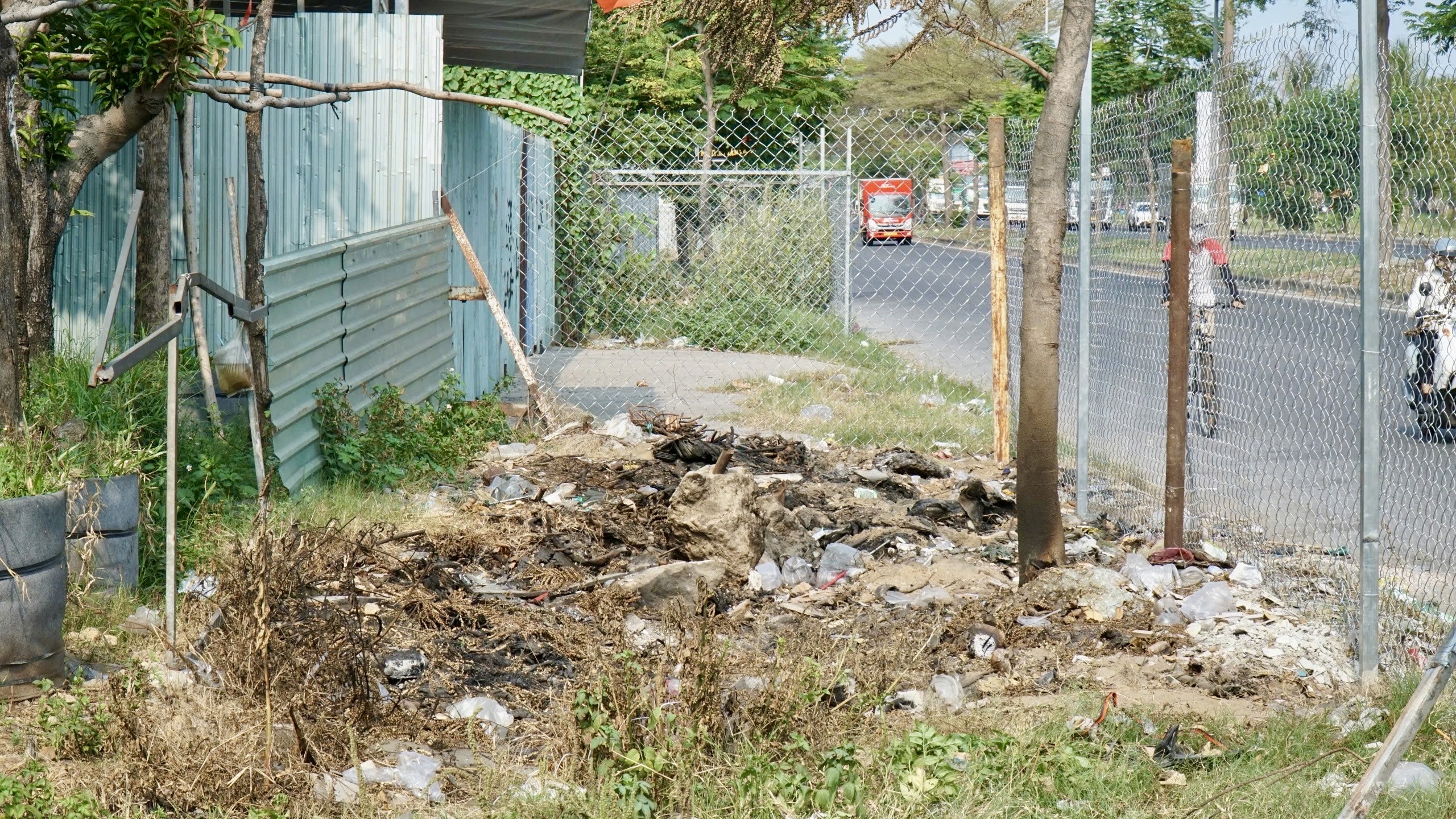 Xã Bình Hưng, TPHCM: Siết xử lý, xóa điểm rác tự phát trên trục đường Nguyễn Văn Linh - Ảnh 2.