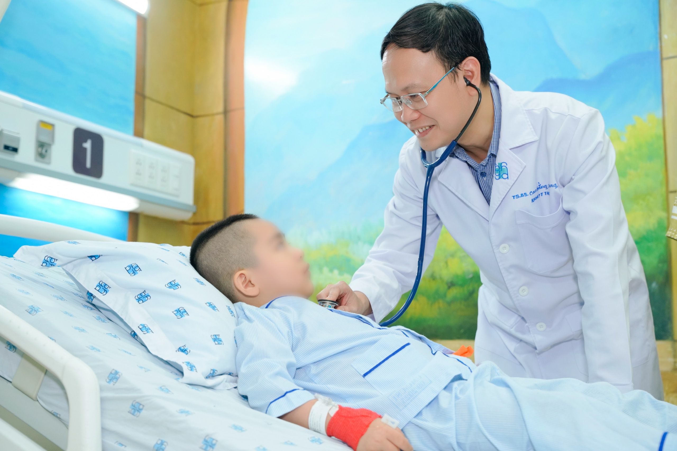 Trẻ có cơ hội sống khi nhiều quỹ phẫu thuật tim đồng hành - Ảnh 1.