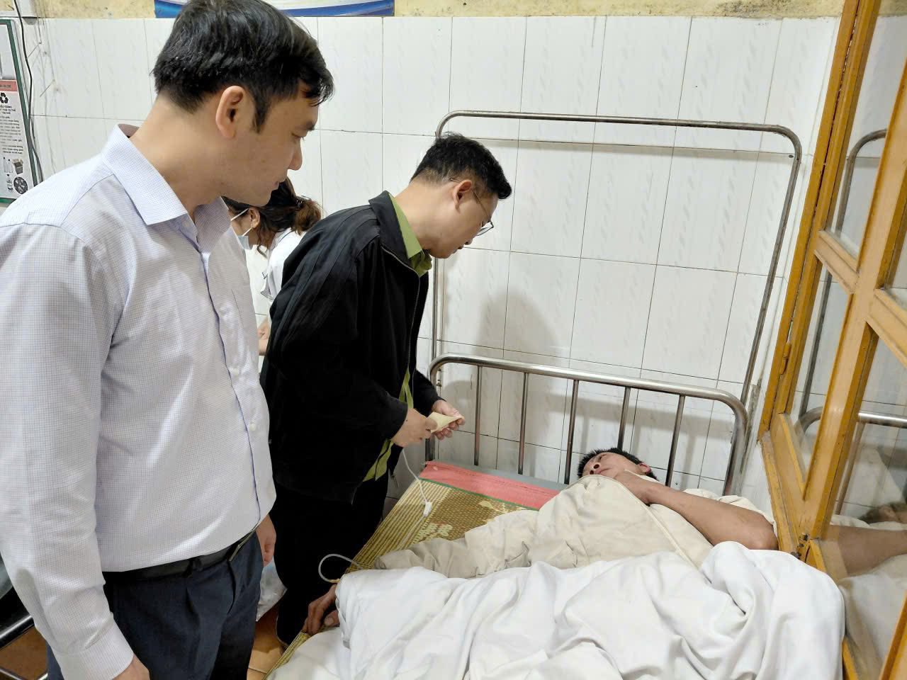 VIDEO: Đang nằm ngủ, hứng mưa đá bằng nắm tay, 4 công nhân bị thương - Ảnh 1.