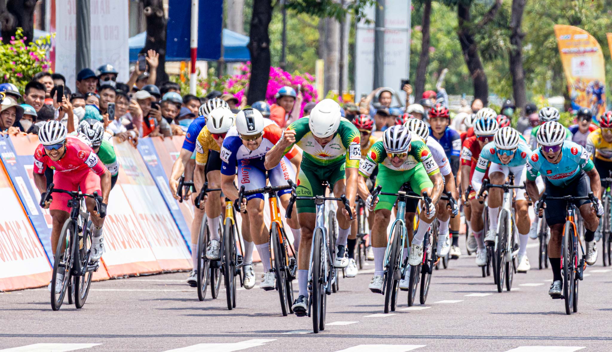 Tay đua Việt kiều Ph&aacute;p Trần Clement Em thắng chặng 13 C&uacute;p truyền h&igrave;nh: v&ograve;ng đua quanh Quy Nhơn - Ảnh 6.