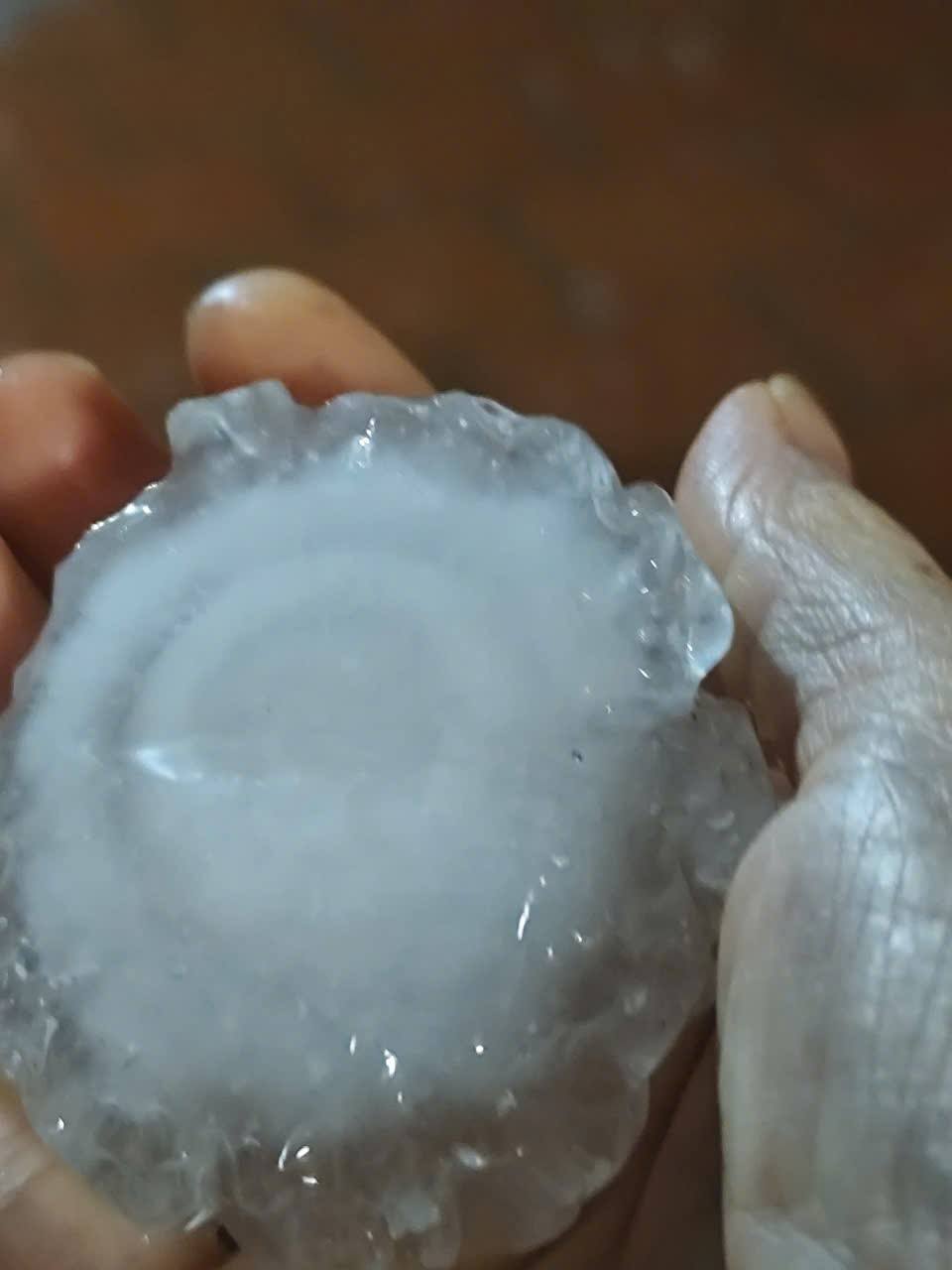 VIDEO: Đang nằm ngủ, hứng mưa đá bằng nắm tay, 4 công nhân bị thương - Ảnh 5.