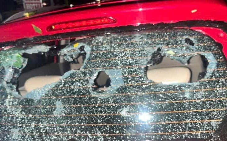 VIDEO: Chị gái nhanh trí ôm em nhỏ lao khỏi giường khi mưa đá ầm ầm - Ảnh 1.