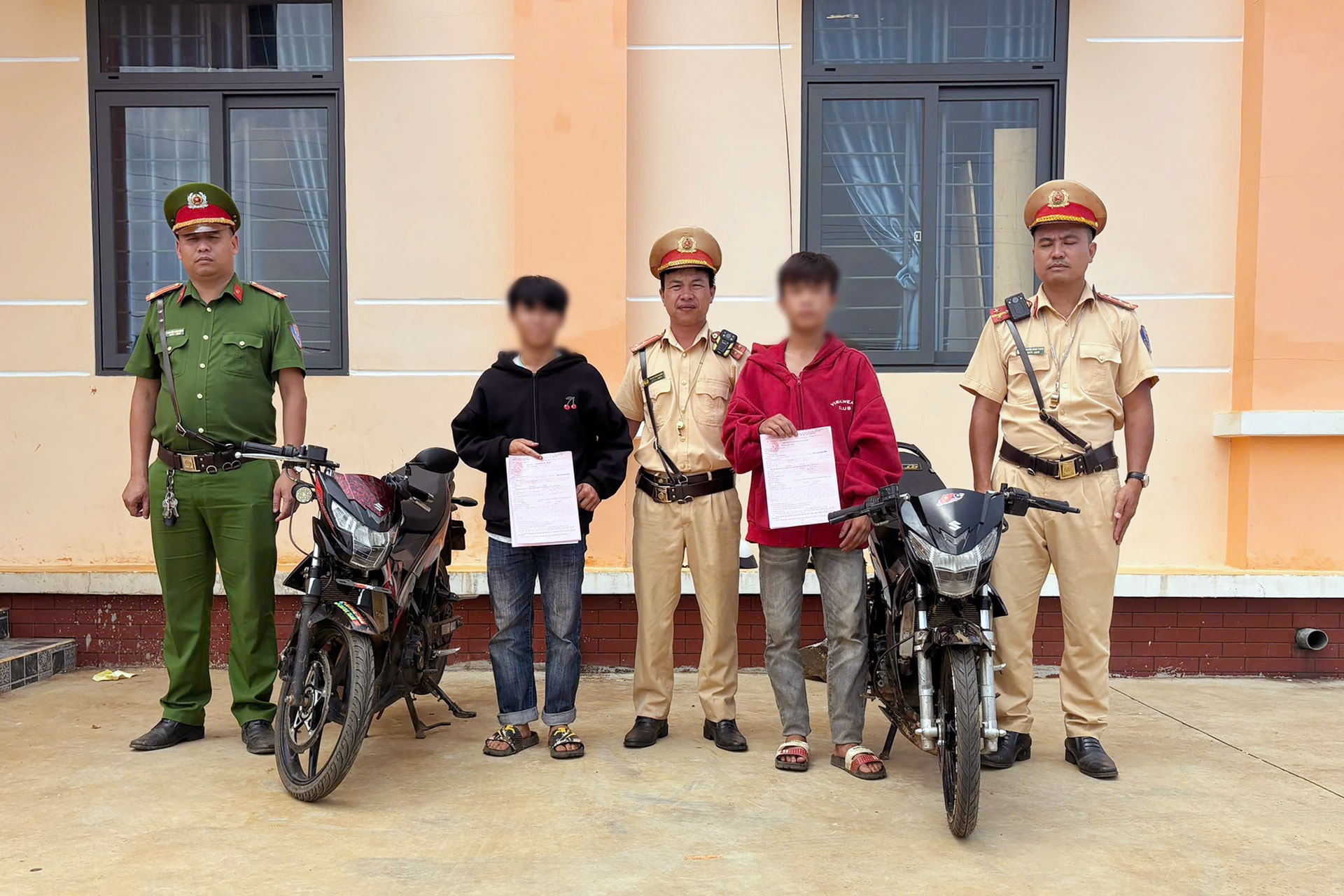 Lâm Đồng: Phạt nặng, tịch thu xe của nhóm thanh thiếu niên đua xe - Ảnh 1.