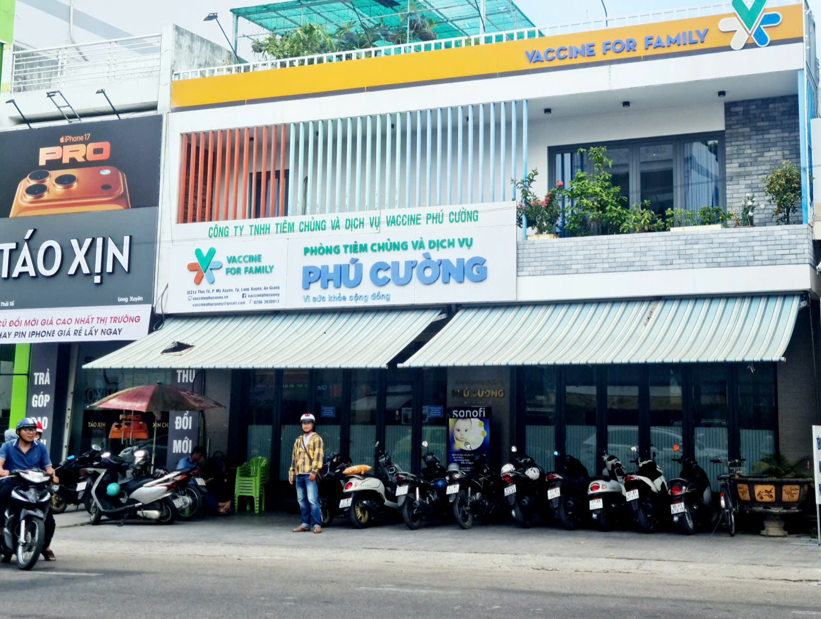 Người miền Tây ùn ùn đưa con đi tiêm vắc-xin phòng viêm não mô cầu - Ảnh 4.