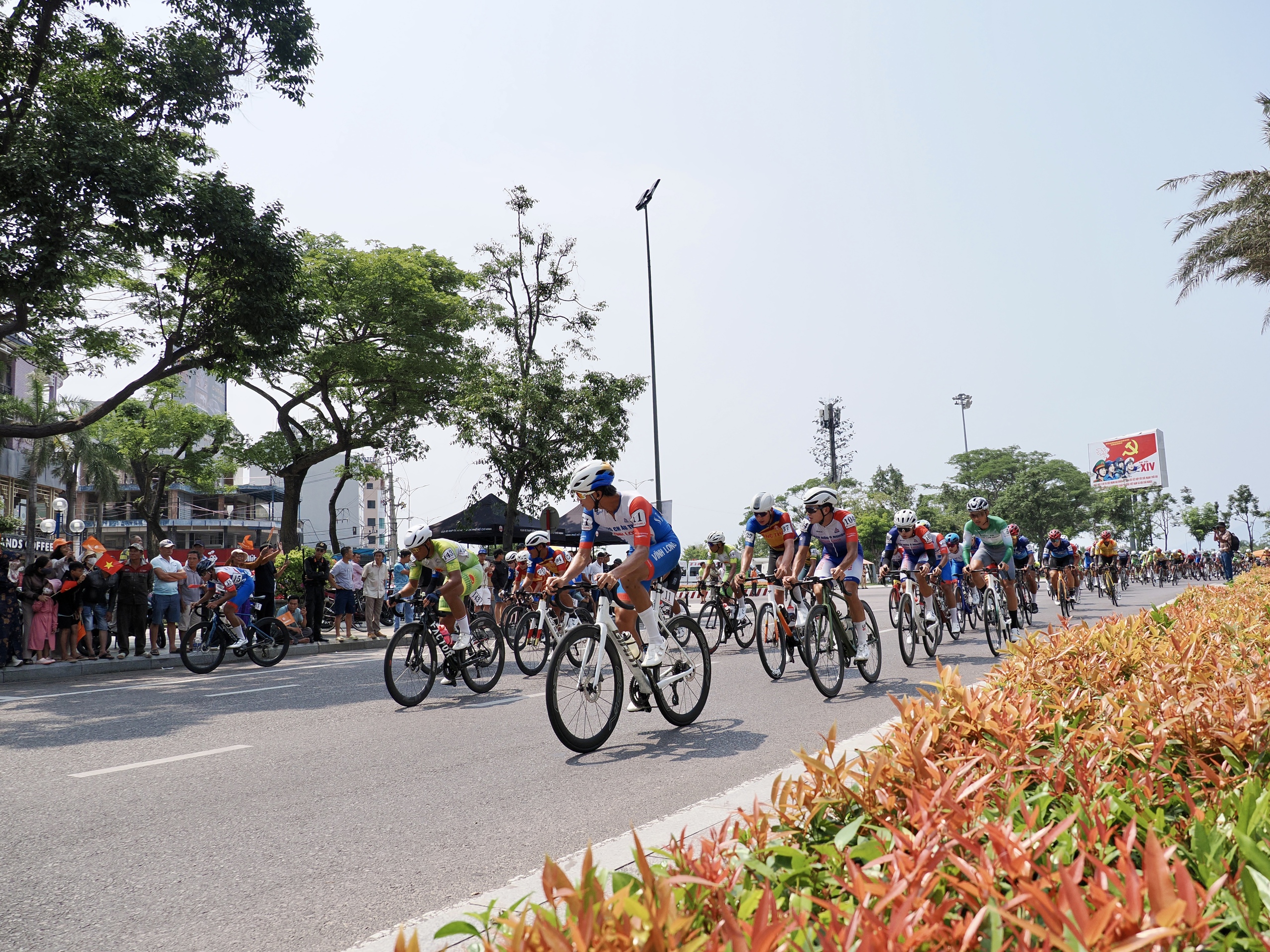 Tay đua Việt kiều Ph&aacute;p Trần Clement Em thắng chặng 13 C&uacute;p truyền h&igrave;nh: v&ograve;ng đua quanh Quy Nhơn - Ảnh 2.