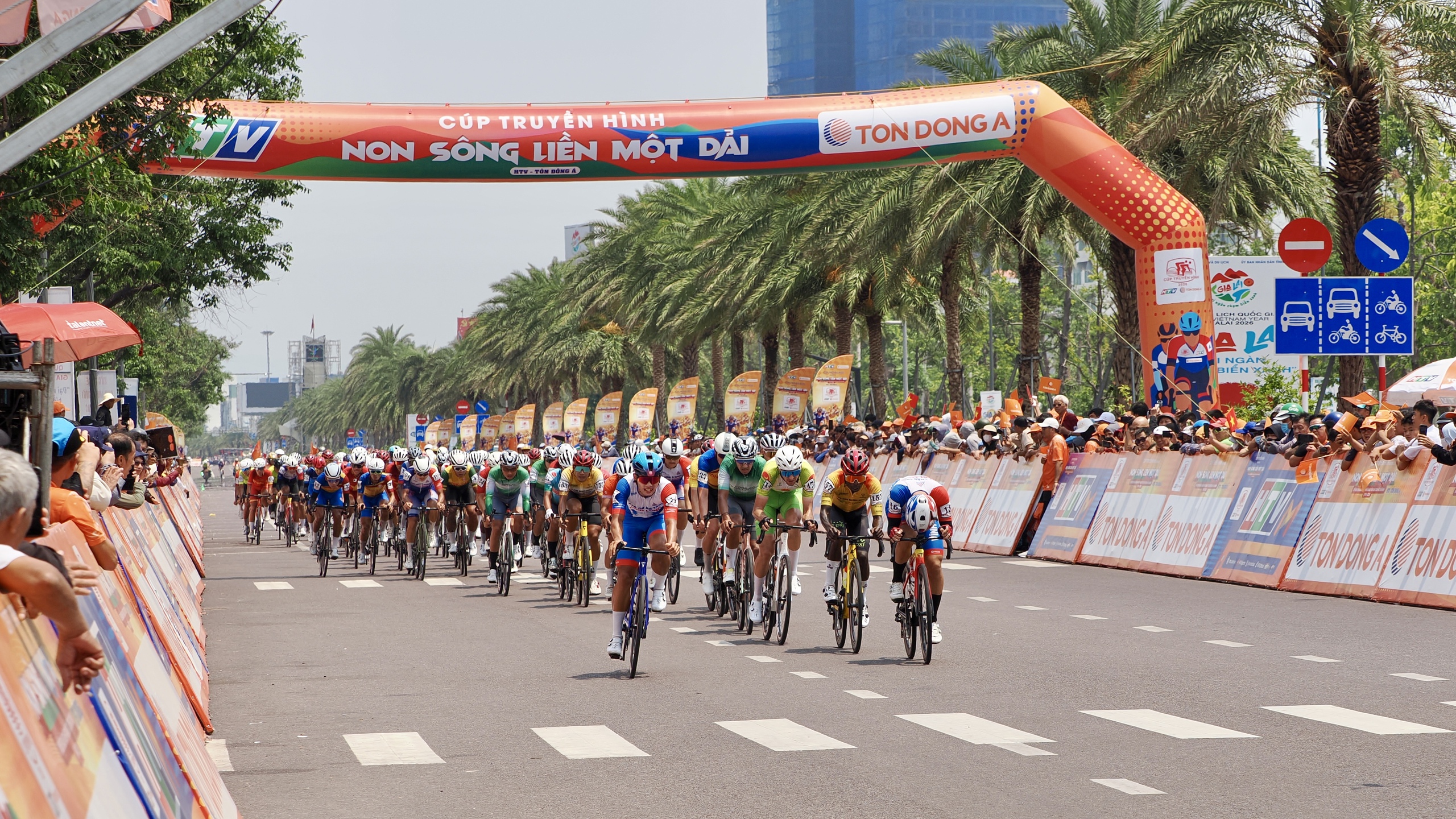 Tay đua Việt kiều Ph&aacute;p Trần Clement Em thắng chặng 13 C&uacute;p truyền h&igrave;nh: v&ograve;ng đua quanh Quy Nhơn - Ảnh 4.