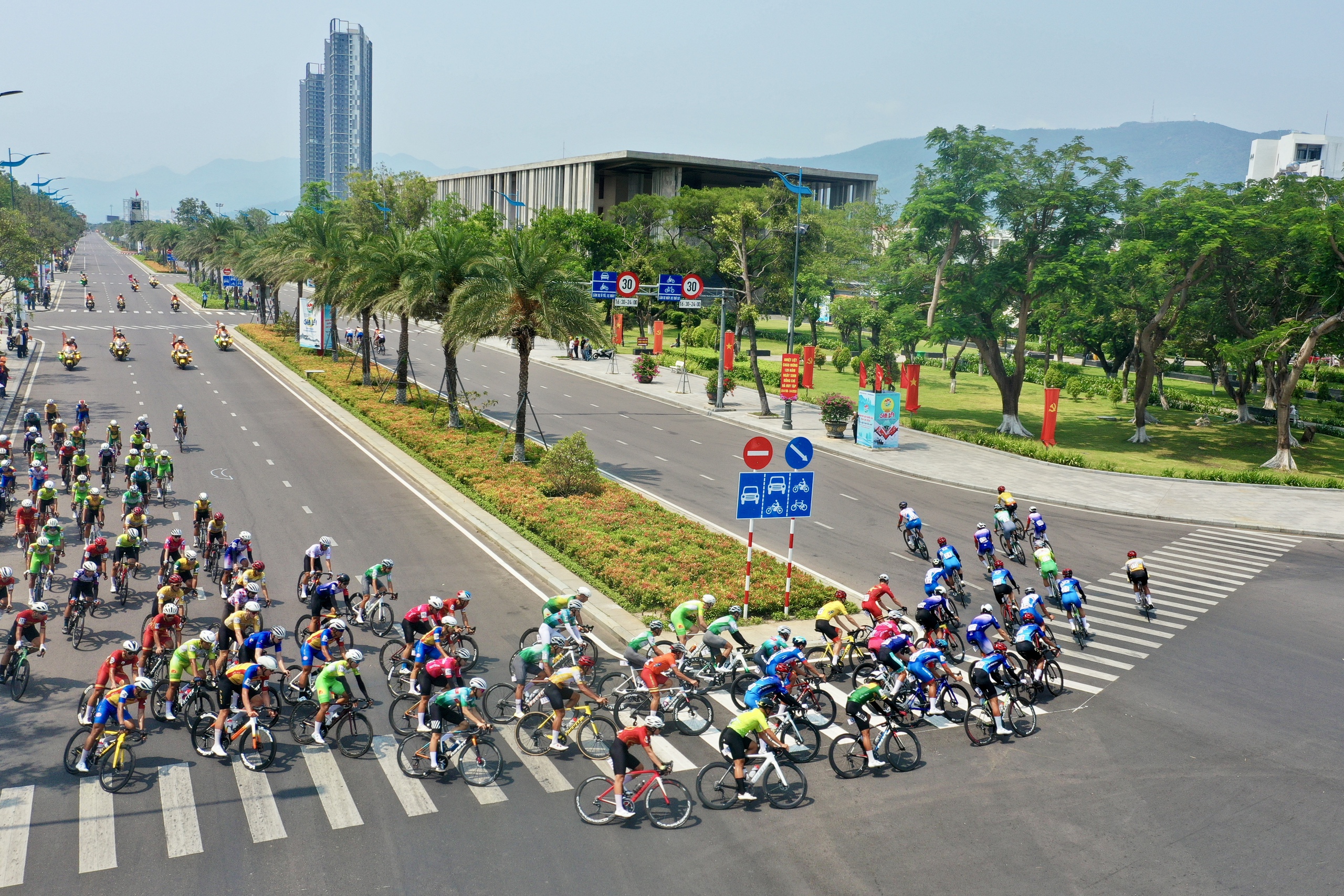 Tay đua Việt kiều Ph&aacute;p Trần Clement Em thắng chặng 13 C&uacute;p truyền h&igrave;nh: v&ograve;ng đua quanh Quy Nhơn - Ảnh 5.