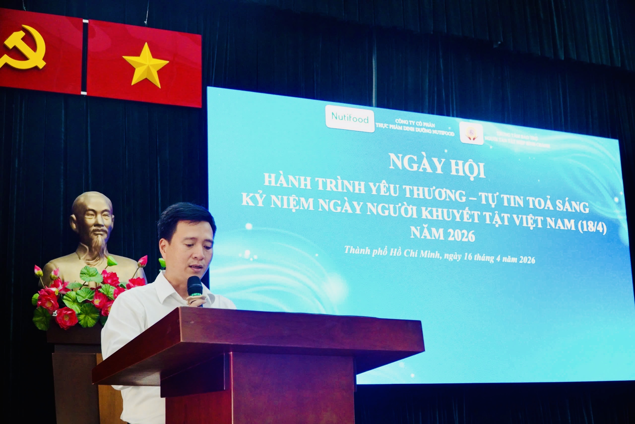 Hình ảnh đầy xúc động của người khuyết tật trong ngày đặc biệt - Ảnh 1.