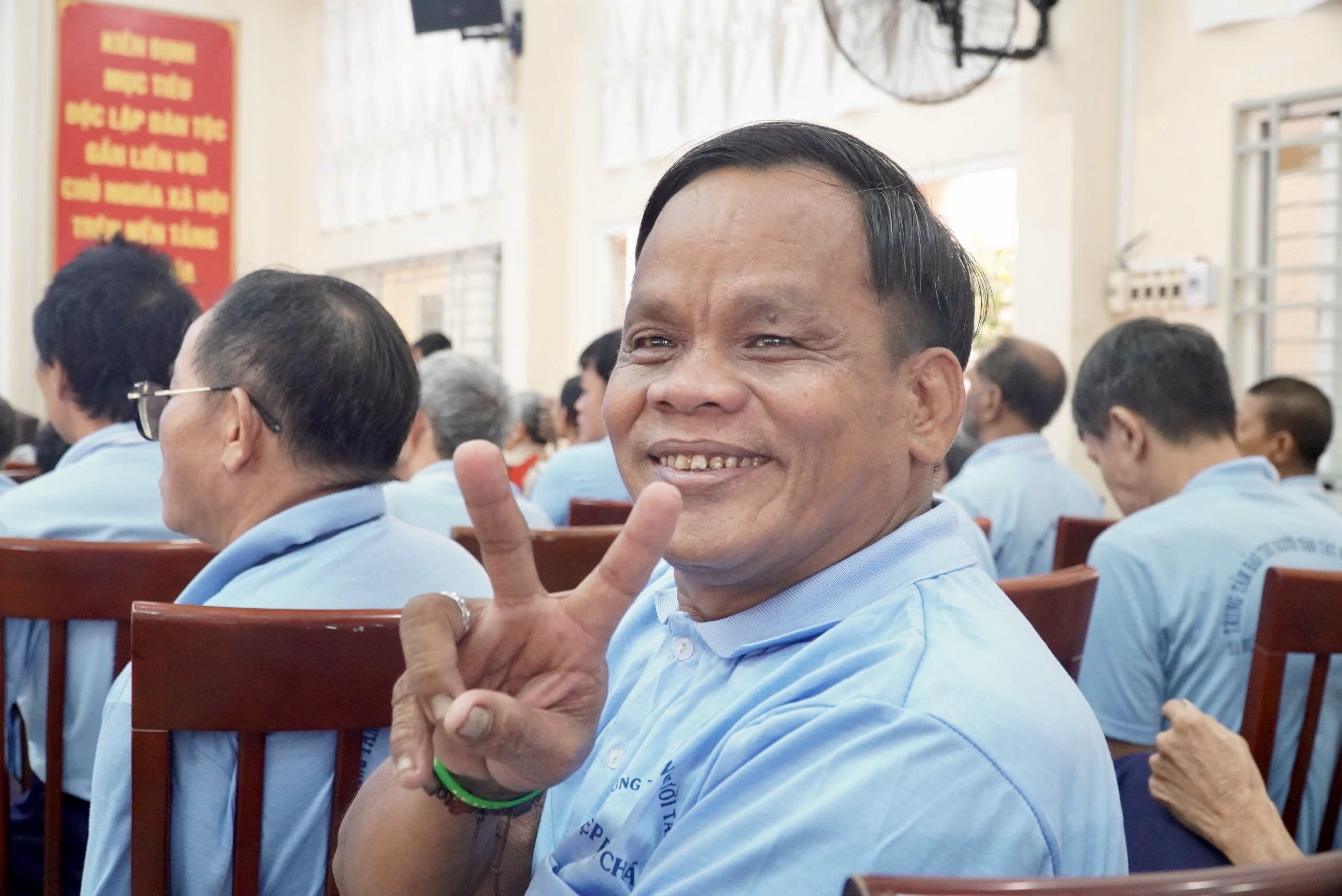 Hình ảnh đầy xúc động của người khuyết tật trong ngày đặc biệt - Ảnh 3.