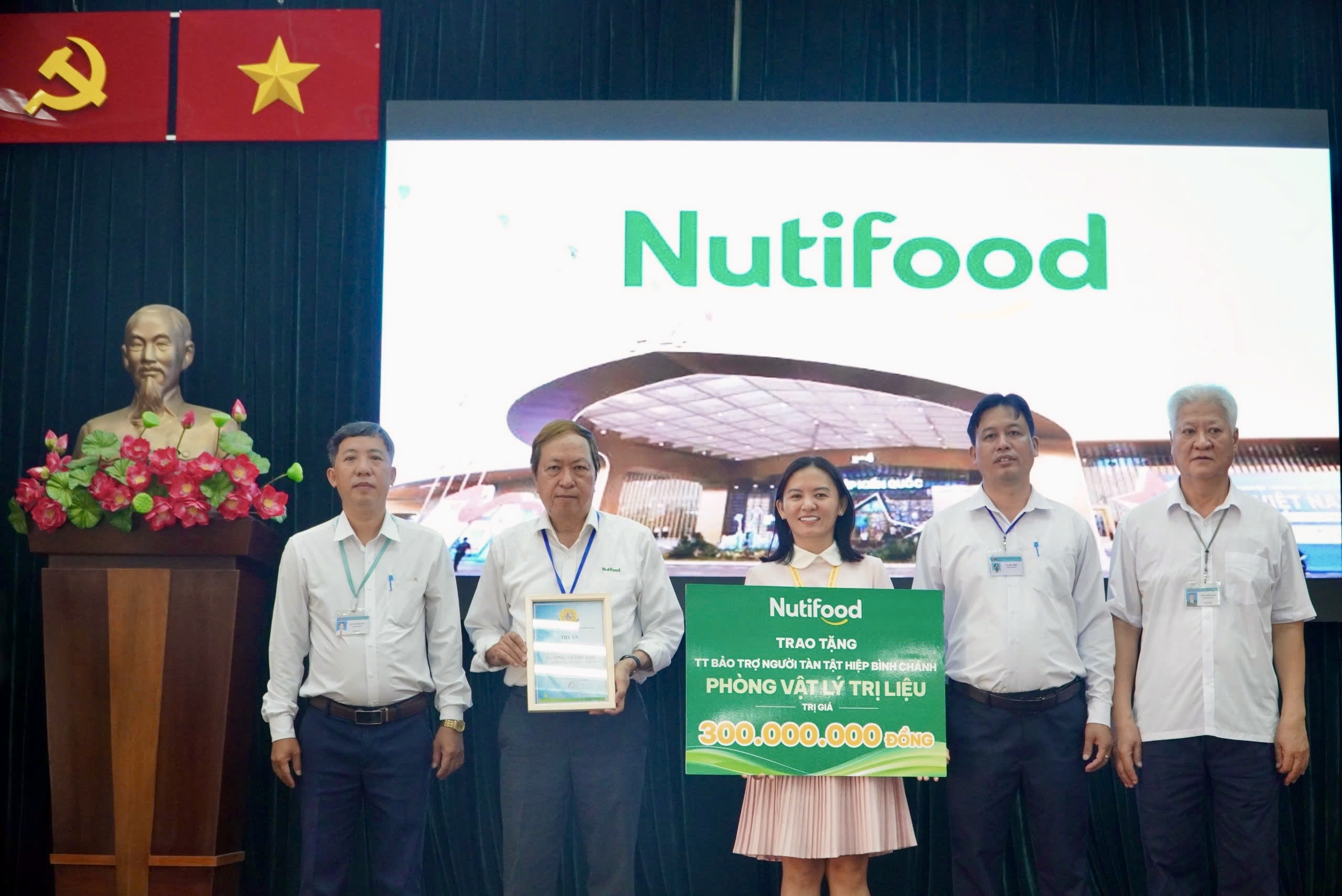 Hình ảnh đầy xúc động của người khuyết tật trong ngày đặc biệt - Ảnh 2.