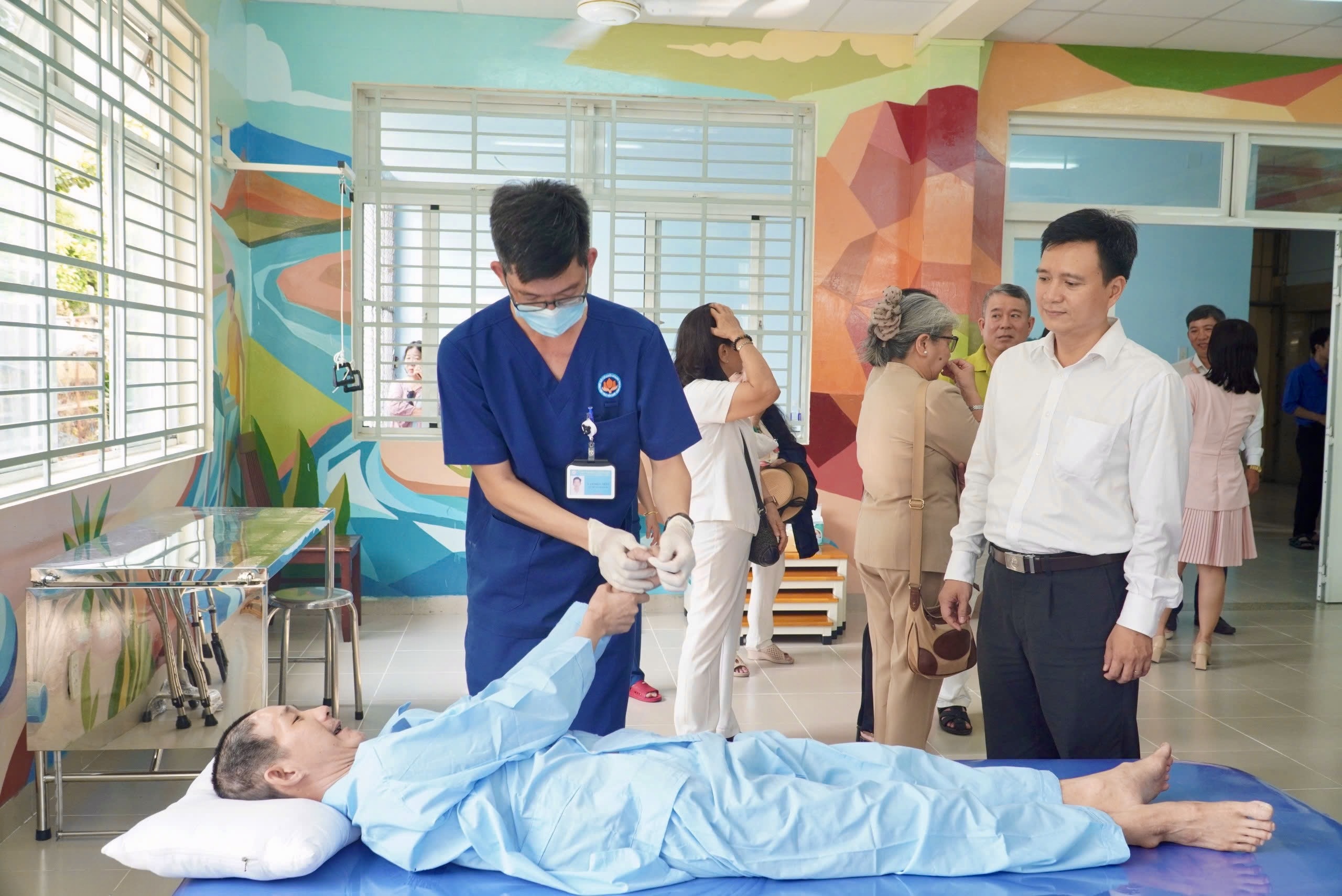 Hình ảnh đầy xúc động của người khuyết tật trong ngày đặc biệt - Ảnh 5.