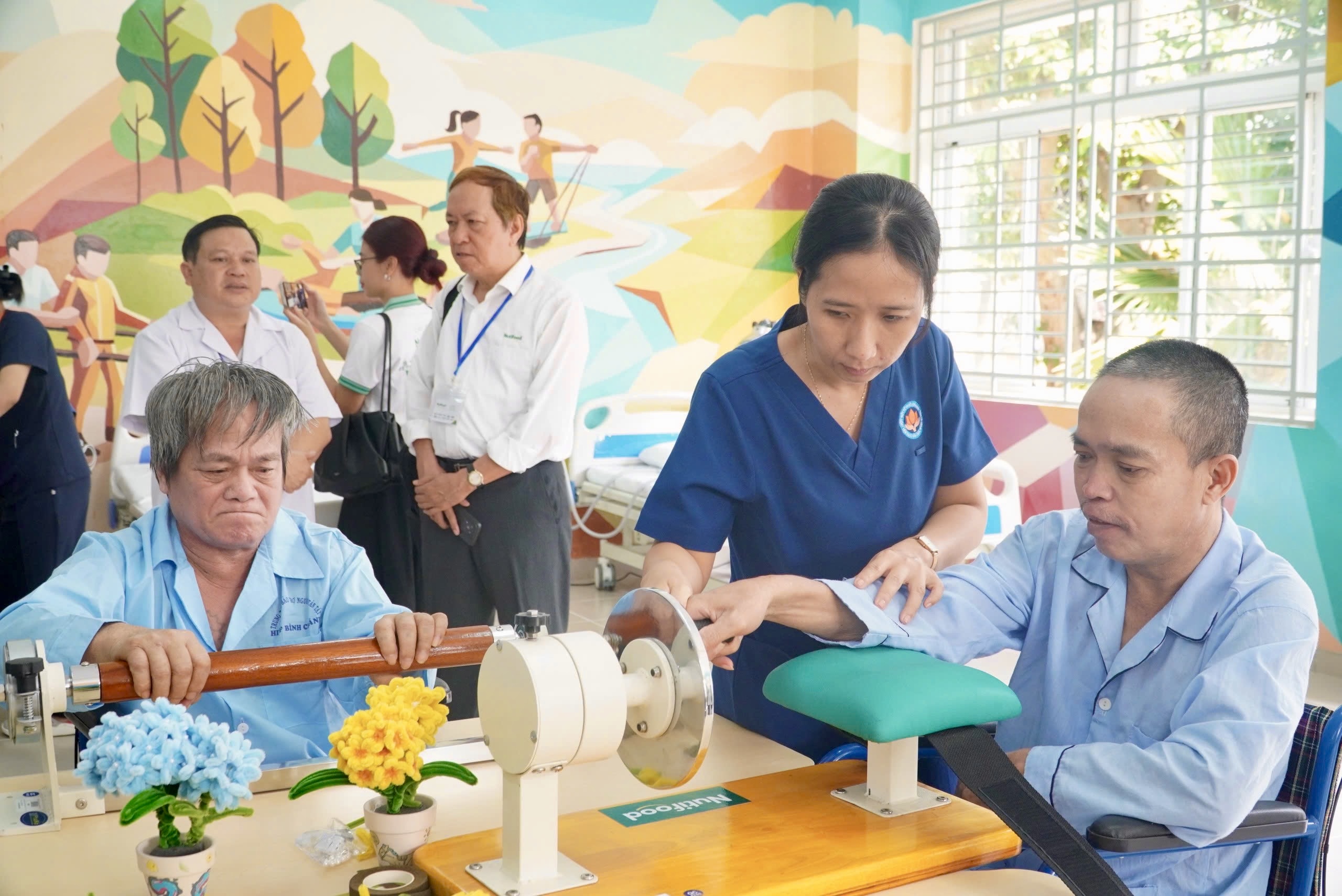 Hình ảnh đầy xúc động của người khuyết tật trong ngày đặc biệt - Ảnh 6.