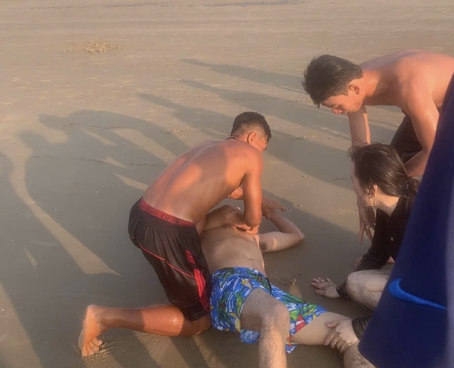 Cứu 2 vợ chồng du khách khỏi đuối nước Bãi Sau tại Vũng Tàu - Ảnh 1. Cứu 2 vợ chồng du khách khỏi đuối nước Bãi Sau tại Vũng Tàu - Ảnh 1.