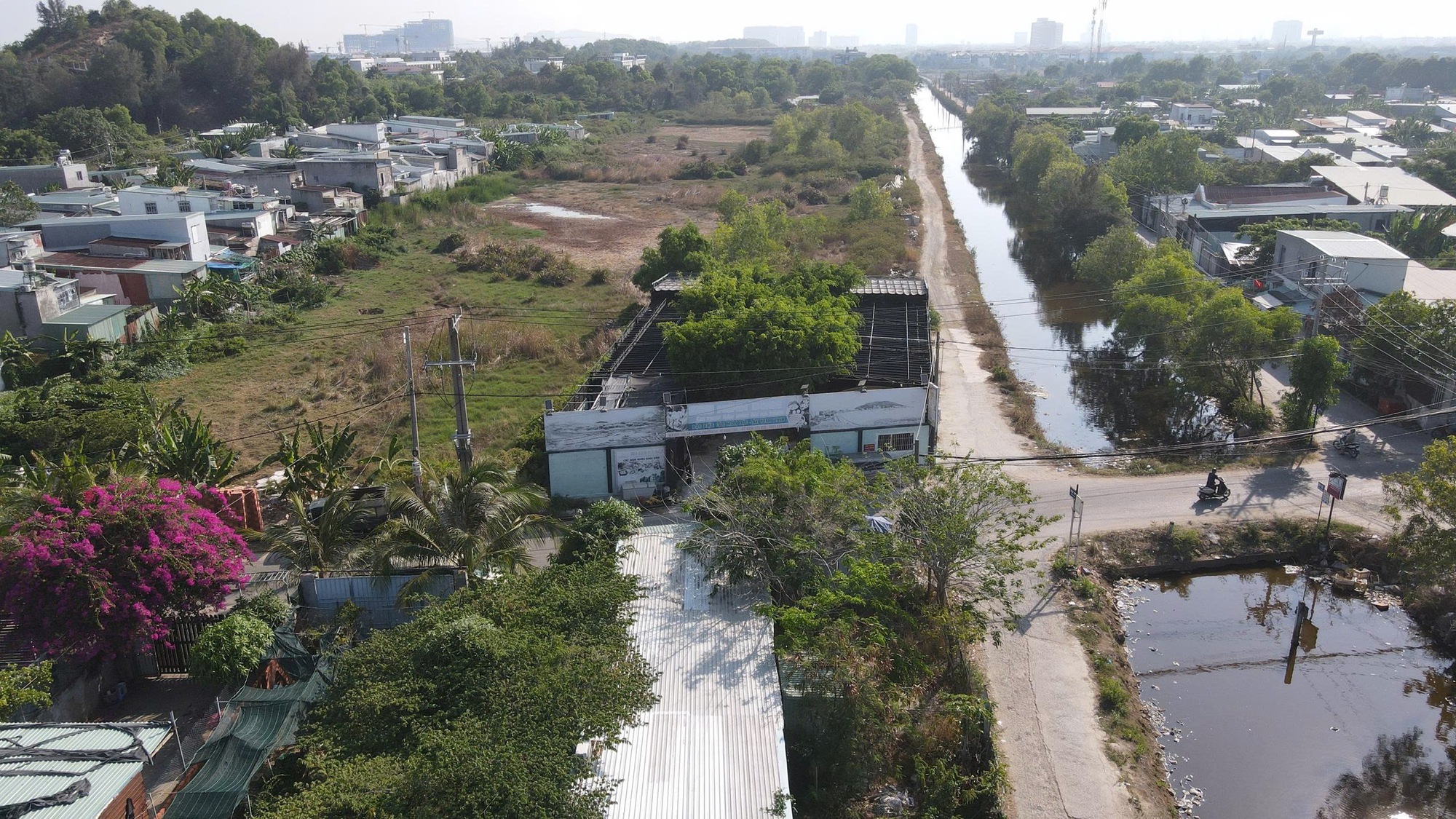 TPHCM: Phường Phước Thắng nói gì về tình trạng lấn chiếm đất công, xây dựng trái phép? - Ảnh 1.