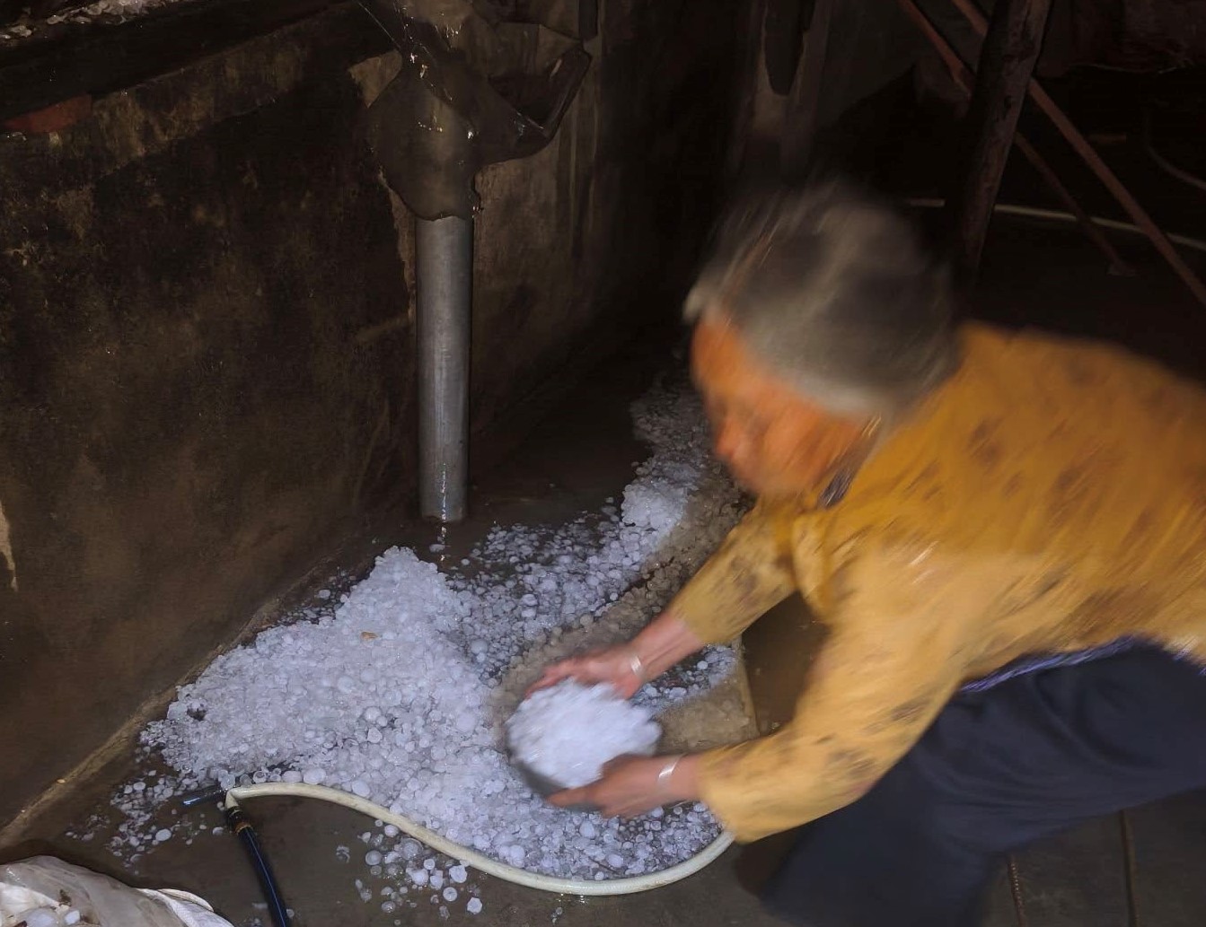 VIDEO: Đang nằm ngủ, hứng mưa đá bằng nắm tay, 4 công nhân bị thương - Ảnh 4.