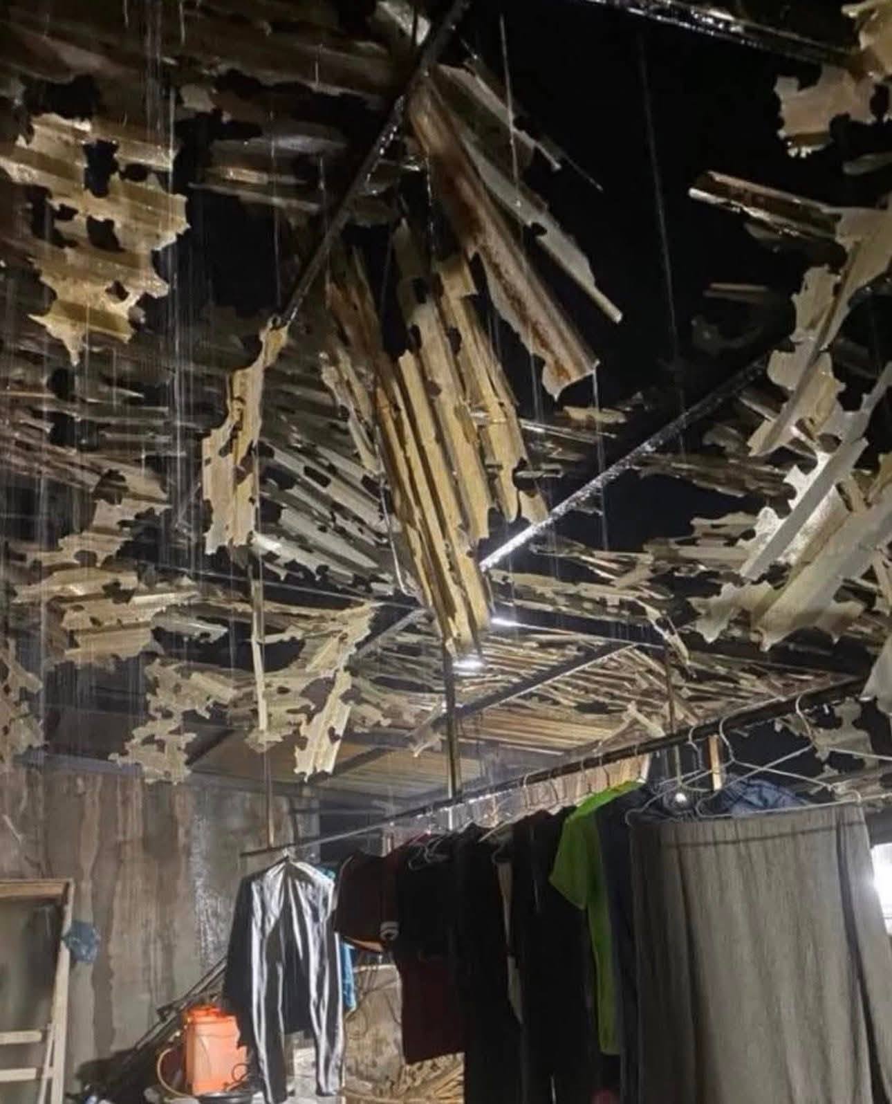 VIDEO: Đang nằm ngủ, hứng mưa đá bằng nắm tay, 4 công nhân bị thương - Ảnh 3.