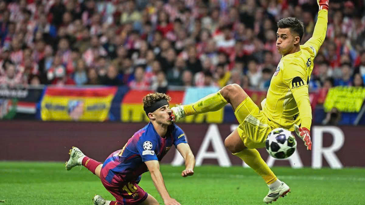 Tranh cãi trọng tài phủ bóng vòng tứ kết Champions League - Ảnh 1.