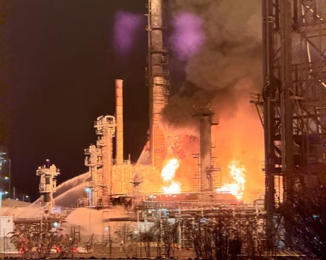 Nửa đ&ecirc;m nổ lớn tại nh&agrave; m&aacute;y lọc dầu &Uacute;c, cứu hỏa bất lực - Ảnh 2.